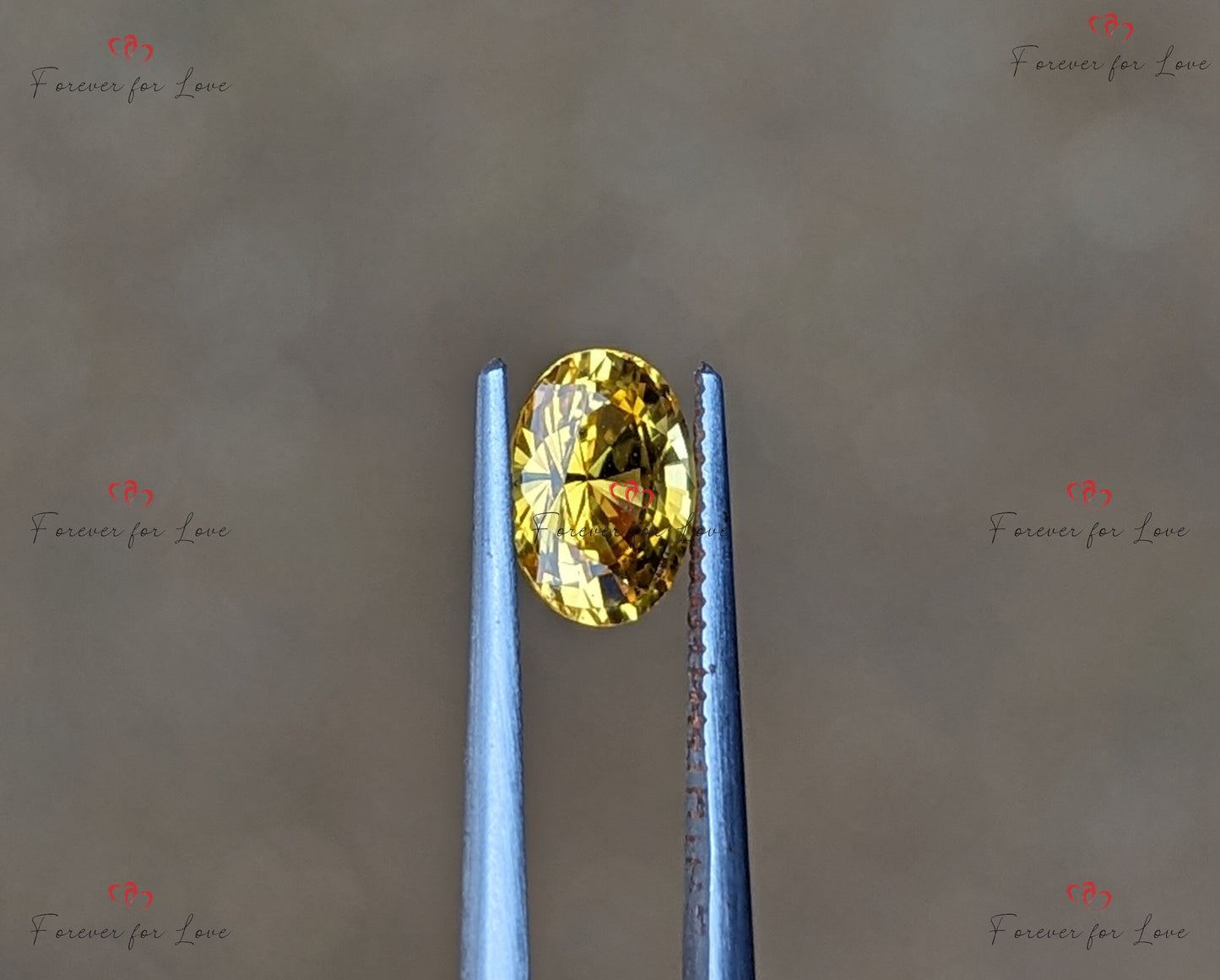Ein natürlicher, eleganter, wärmebehandelter, aus Ceylon stammender, goldgelber Saphir im Ovalschliff. Dieser Stein wiegt 1,06 Karat. Moissanite engagement ring in Gold or Platinum — custom handcrafted by Forever For Love