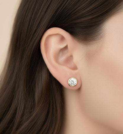 Paire de clous d'oreilles en or jaune 14 carats avec diamants de synthèse taille ronde, sertis clos, poids total 4 carats. Cadeau idéal pour elle.