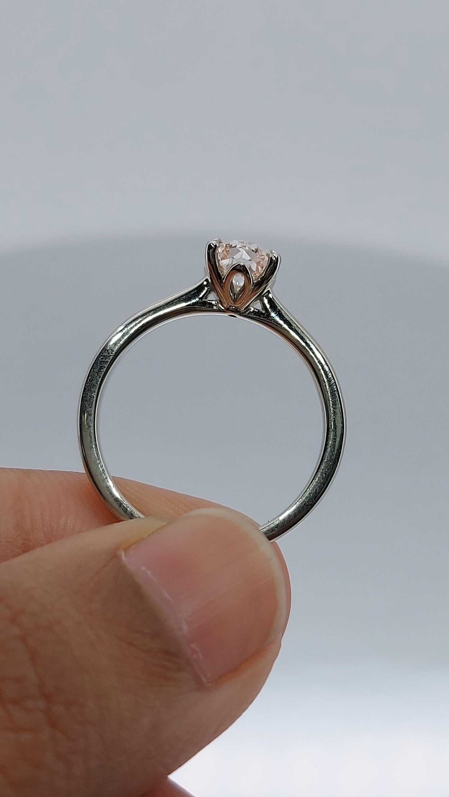 1 Karat ovaler Labor-Diamant-Verlobungsring Baby Pink Oval cut Moissanite engagement ring in 935er Argentium Silber — custom handcrafted by Forever For Love