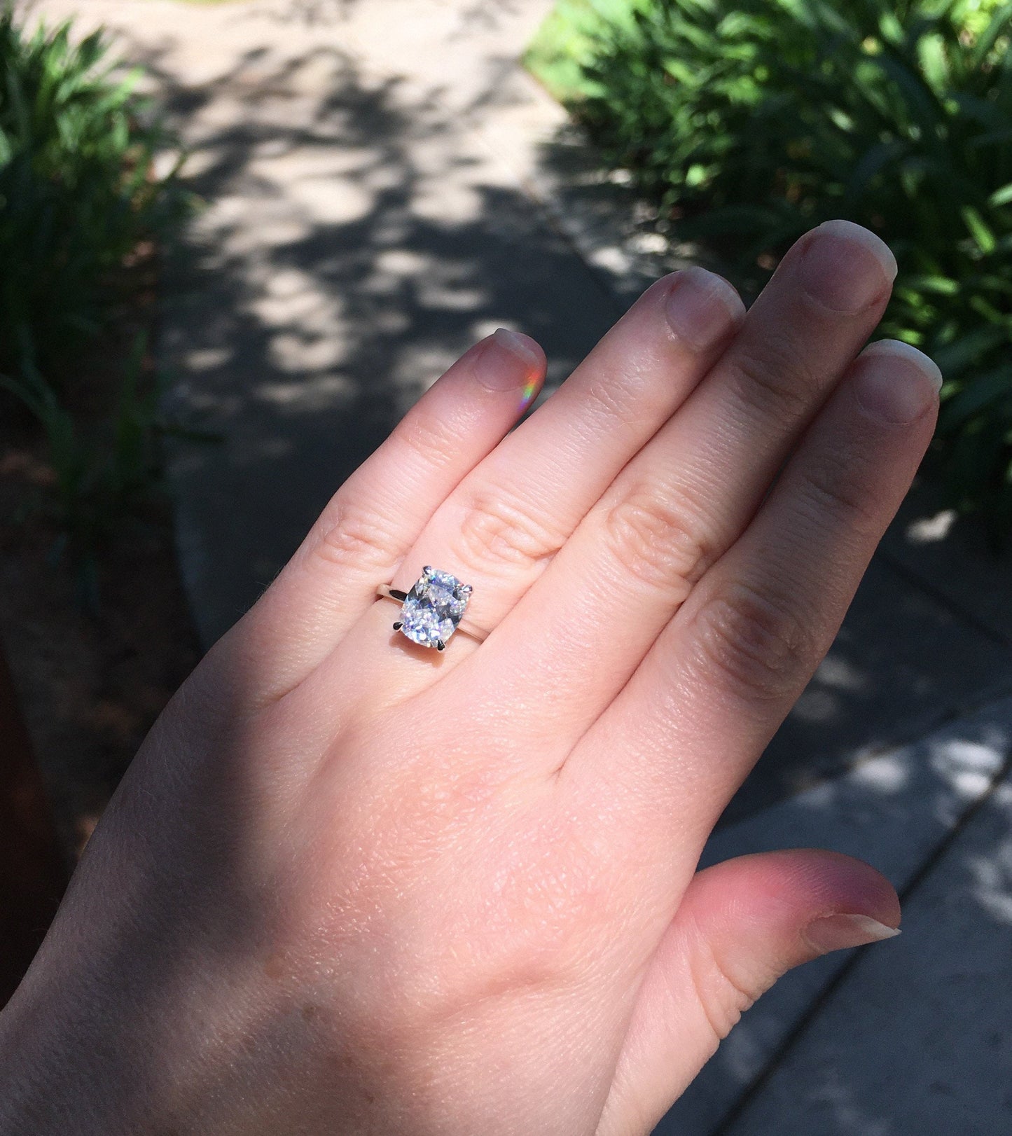 3 Karat länglicher Kissen-Altschliff-Diamant-Verlobungsring mit verdecktem Halo Cushion cut Moissanite engagement ring in 935er Argentium Silber — custom handcrafted by Forever For Love