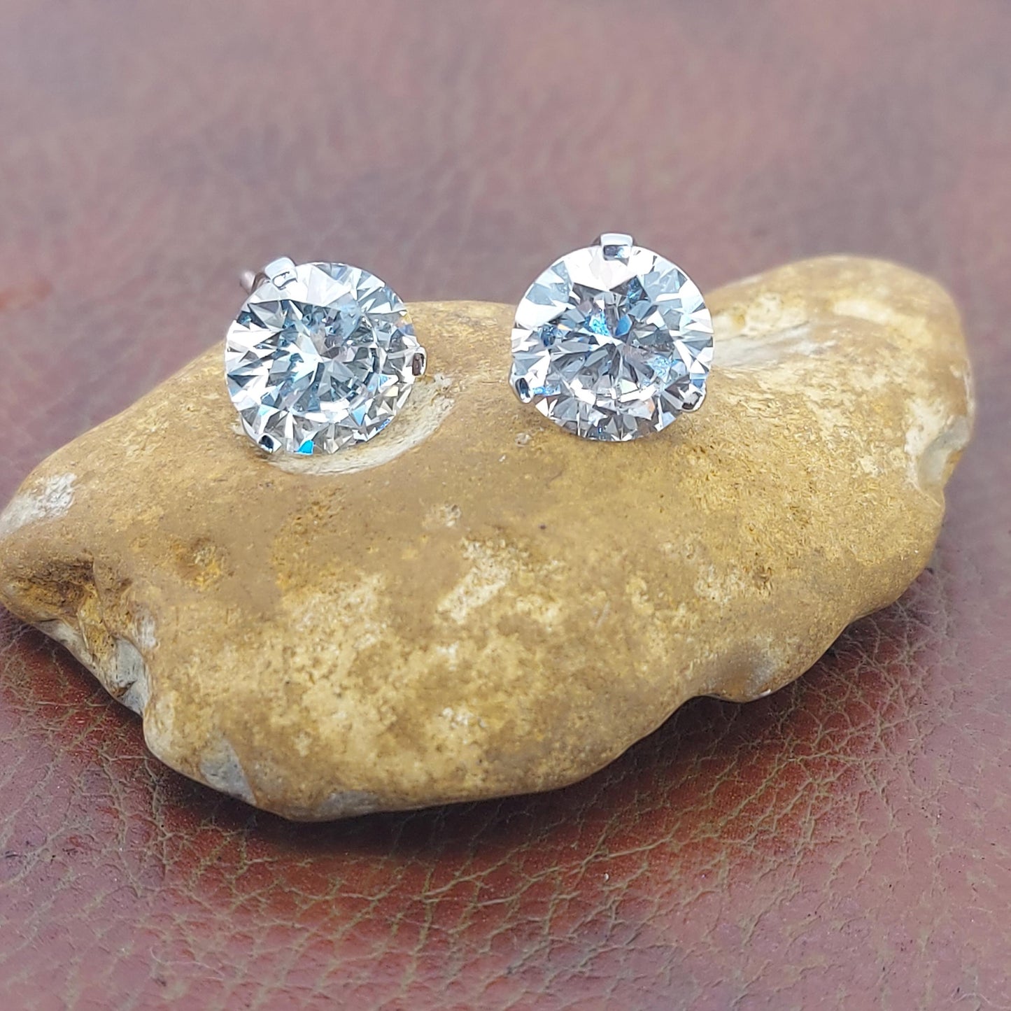 Boucles d'oreilles de mariage en diamant rond de laboratoire, clous de diamant ronds de 1,0 à 4,0 CT, clous d'oreilles en diamant pour femme, cadeaux d'anniversaire 1 totaliser Moissanite engagement ring in Gold or Platinum — custom handcrafted by Forever For Love