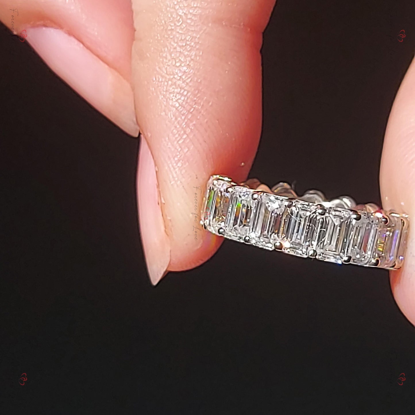 3,2 Karat Smaragd Moissanit Eternity-Band Oval cut Moissanite engagement ring in 935 Argentium Silber — custom handcrafted by Forever For Love