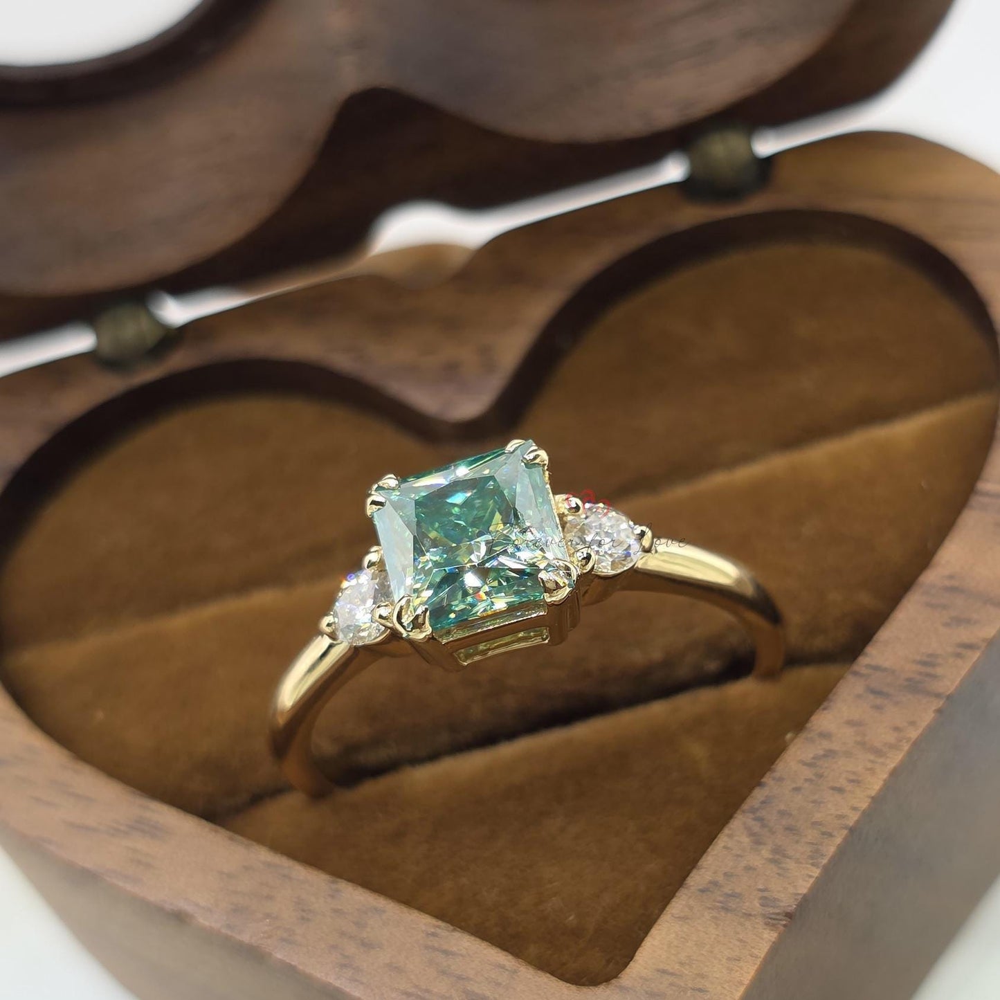 Bague de fiançailles à trois pierres en moissanite verte de 2 carats Moissanite engagement ring in Gold or Platinum — custom handcrafted by Forever For Love