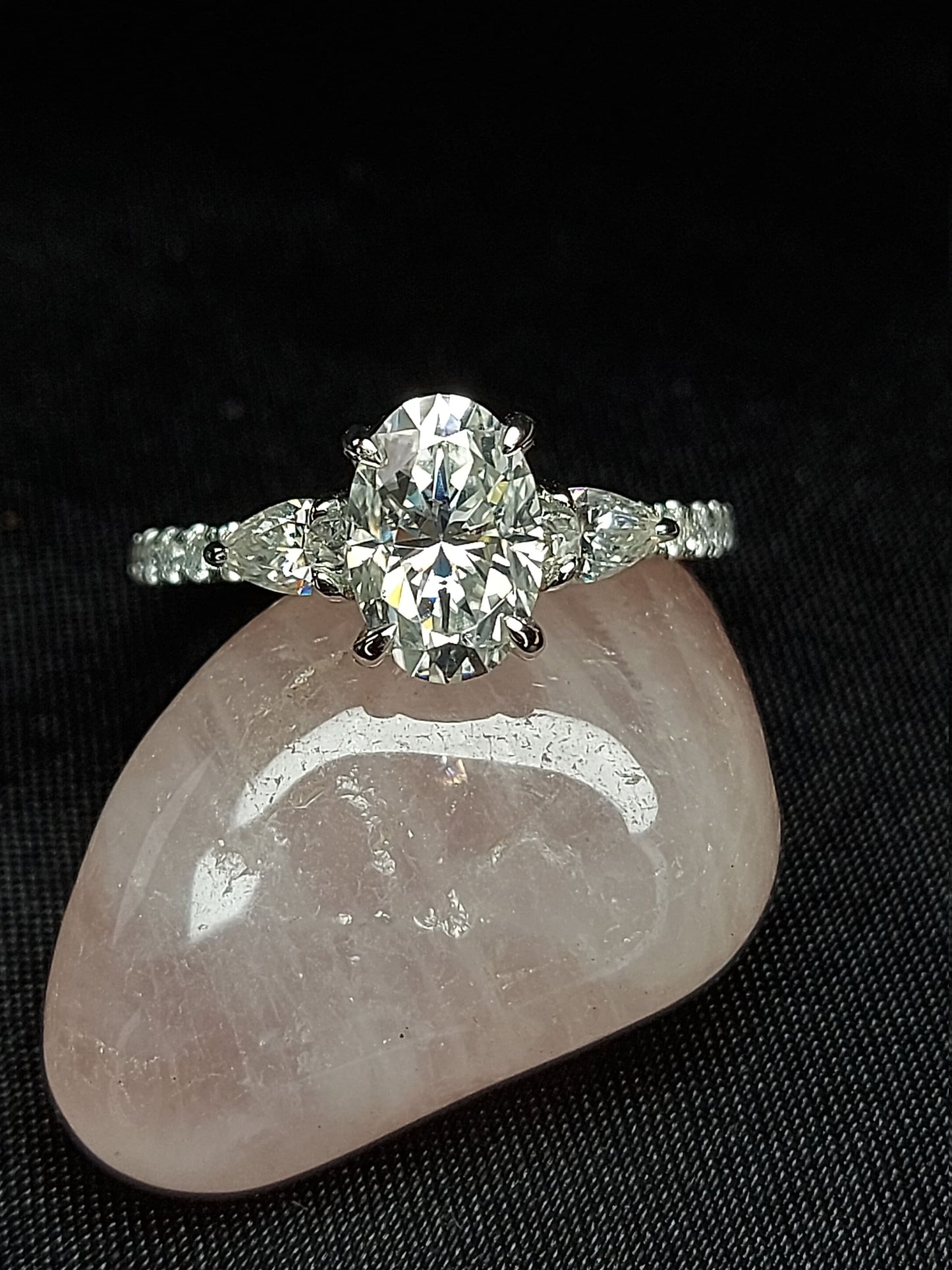 1,5 Karat ovaler Diamant, Moissanit Verlobungsring Oval cut Moissanite engagement ring in 935er Argentium Silber — custom handcrafted by Forever For Love