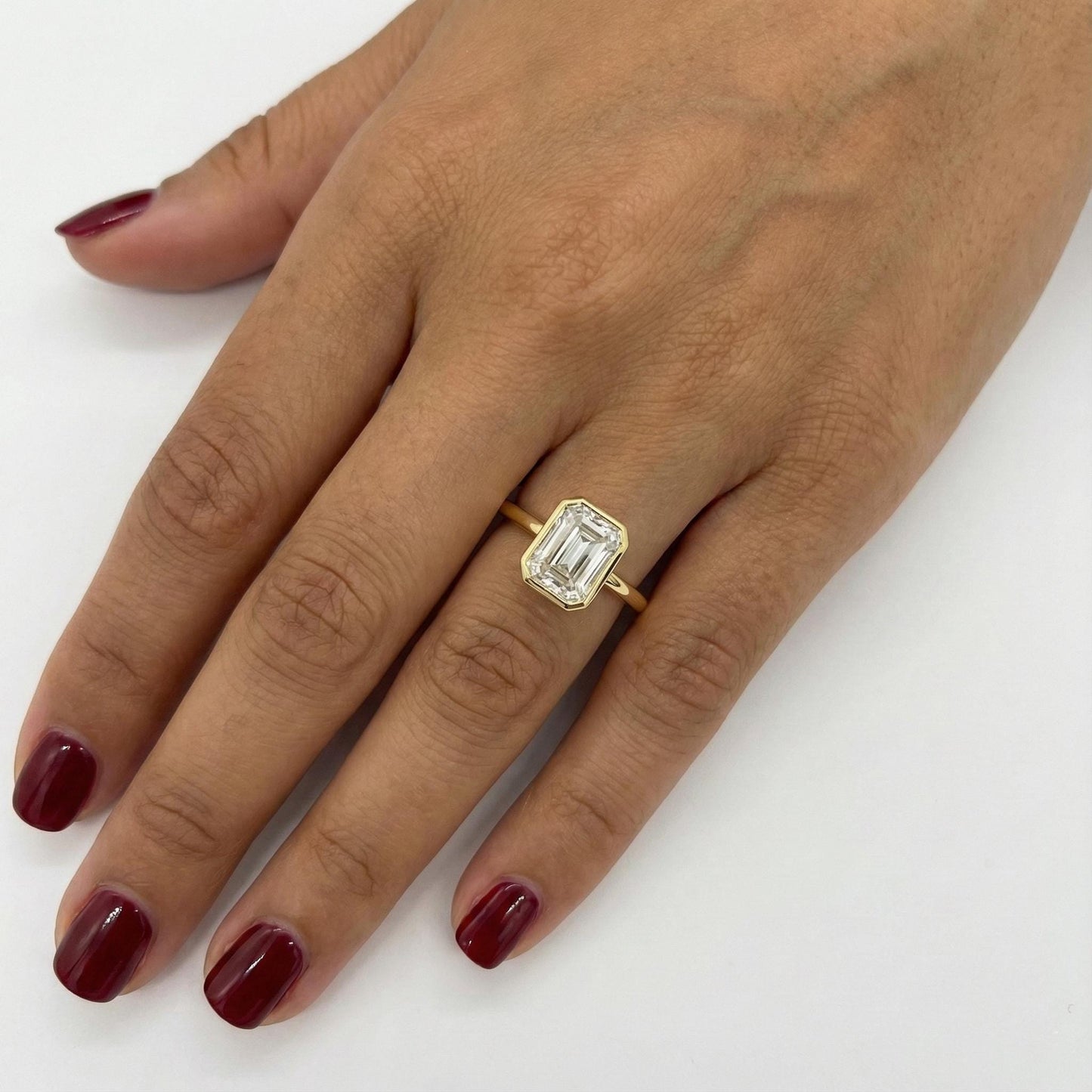 Bague de fiançailles solitaire émeraude en diamant de laboratoire, émeraude de 3 carats Emerald cut 1Ct Moissanite Taille Brillante engagement ring in Gold or Platinum — custom handcrafted by Forever For Love