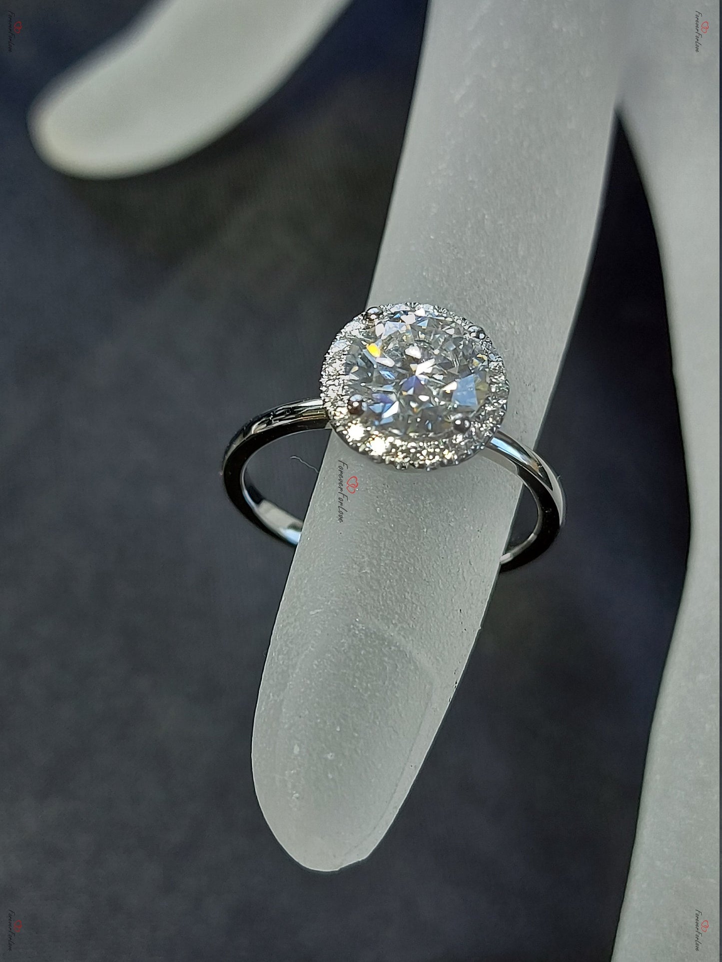 2 Karat runder Moissanit-Verlobungsring, 14K Roségoldring, runder Halo-Ring, Ehering, Brautring Round cut Moissanite engagement ring in 935er Argentium Silber — custom handcrafted by Forever For Love