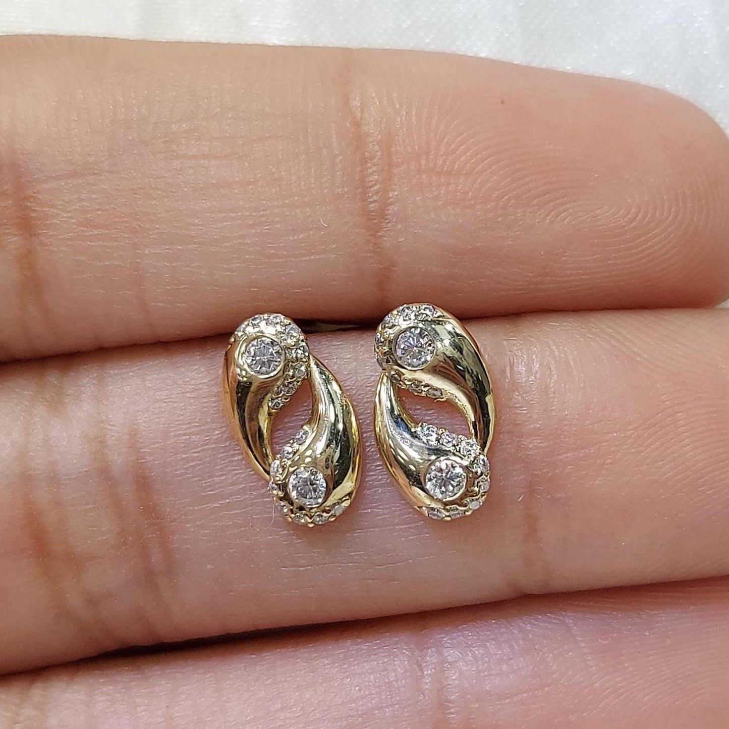 14k Moderne Gebogene Diamant-Ohrstecker, Minimale Gold-Wellen-Ohrringe, Zierliche Diamant-Ohrstecker für den Alltag, Perfektes Geschenk Moissanite engagement ring in Gold or Platinum — custom handcrafted by Forever For Love