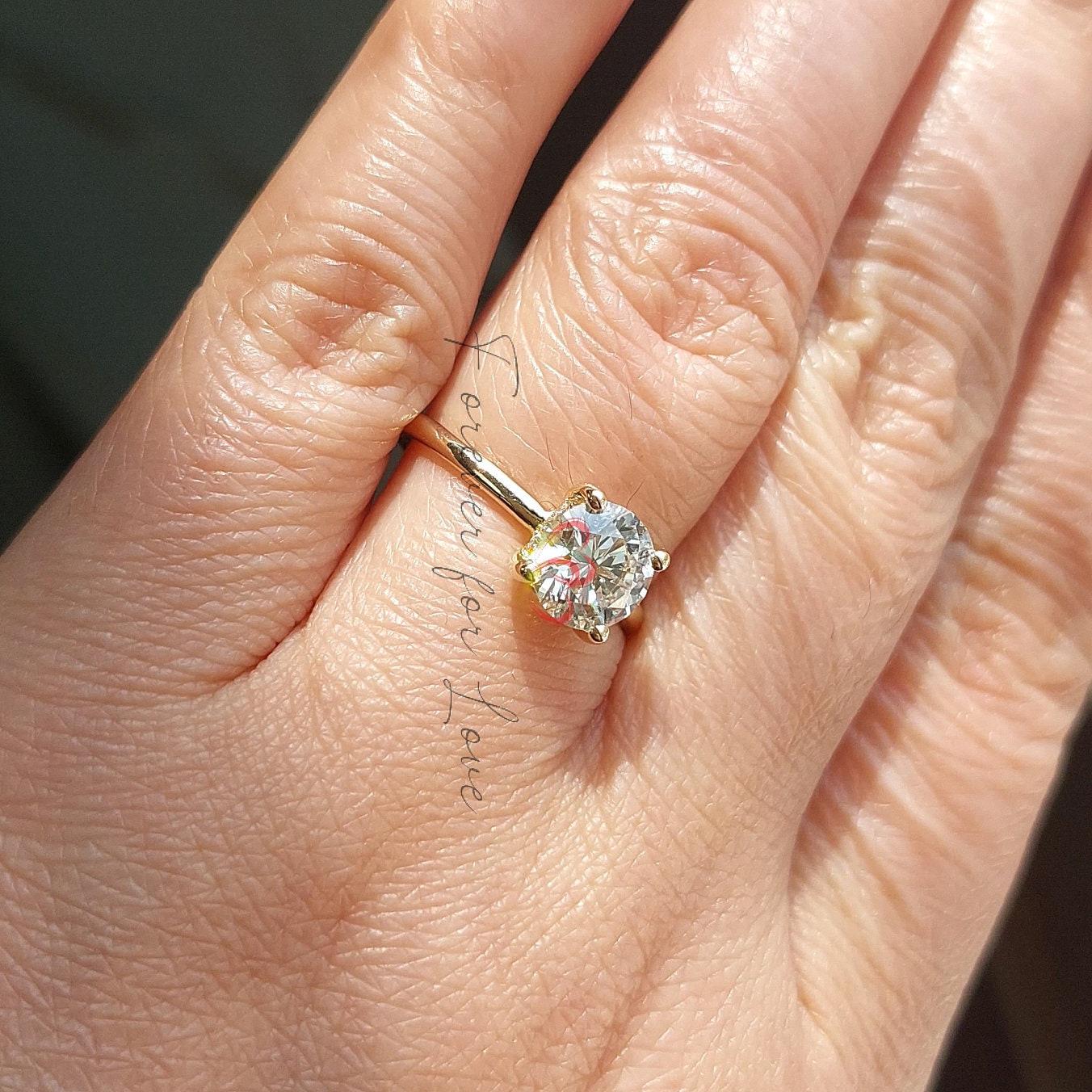 Bague de fiançailles avec diamant de laboratoire rond certifié IGI de 1,5 carat Round cut 1Ct Moissanite, taille brillant engagement ring in Gold or Platinum — custom handcrafted by Forever For Love