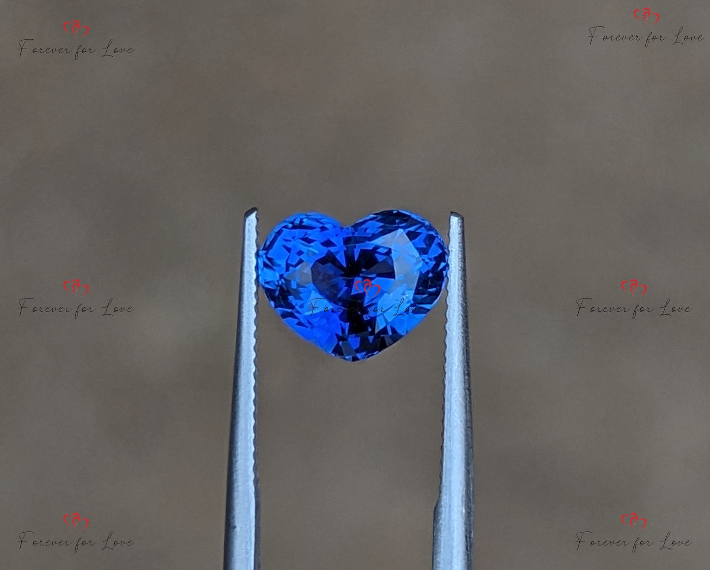 Herzförmiger Kornblumenblauer Saphir 2,56 Karat, Natürlicher unbehandelter echter loser Edelstein aus Sri Lanka für individuelle Schmuckstücke für Sie. Moissanite engagement ring in Gold or Platinum — custom handcrafted by Forever For Love