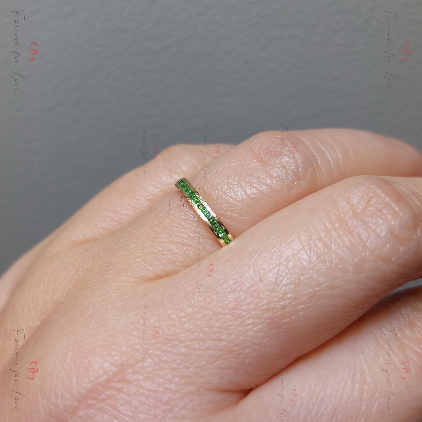 Ehering mit natürlichen Smaragden und Pavé-Diamanten Emerald cut Moissanite engagement ring in 935 Argentium Silber — custom handcrafted by Forever For Love