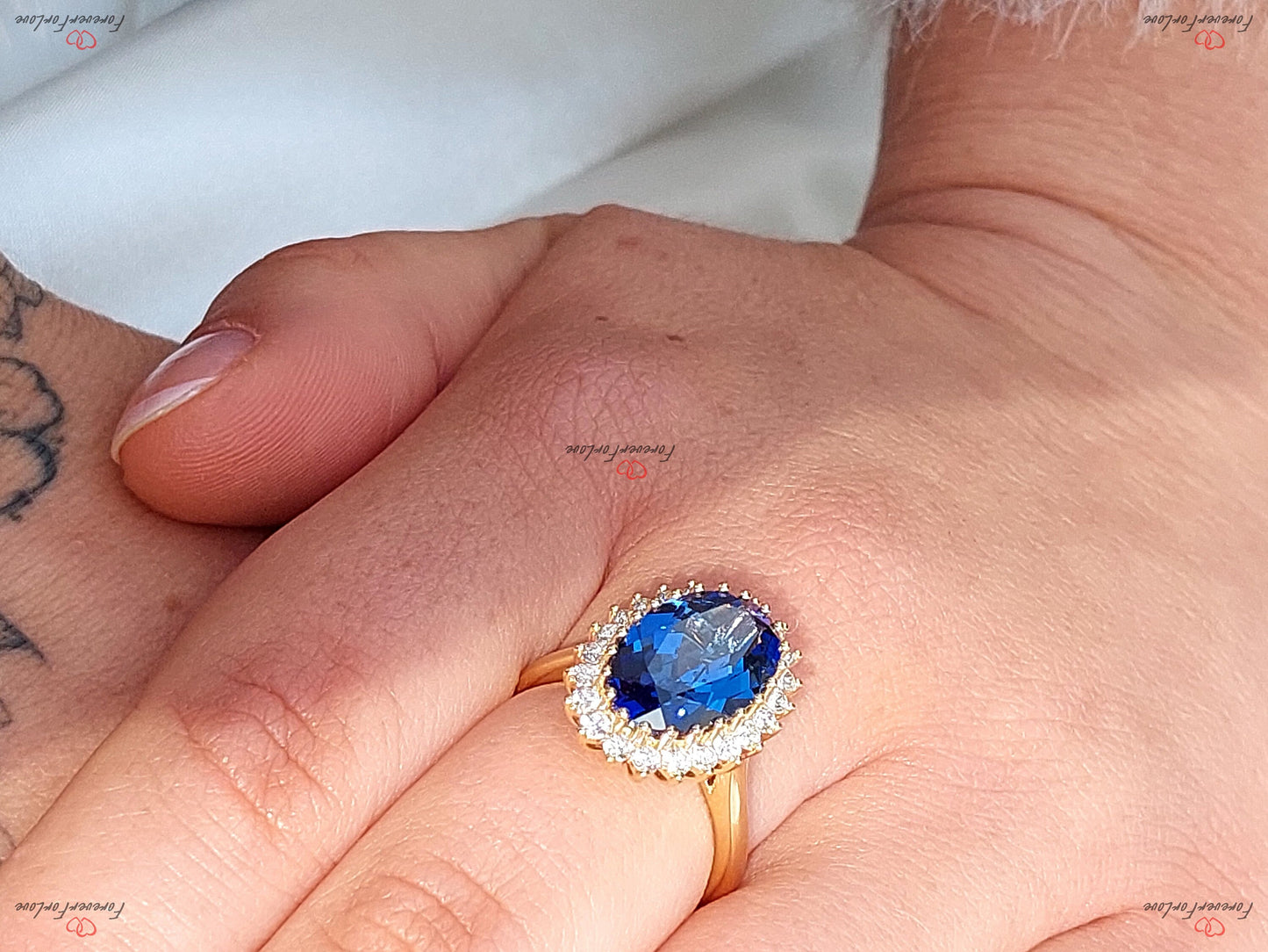 Bague de Fiançailles Ovale 8 Carats en Saphir Naturel avec Halo de Diamants Oval cut 1Ct Saphir naturel engagement ring in Gold or Platinum — custom handcrafted by Forever For Love