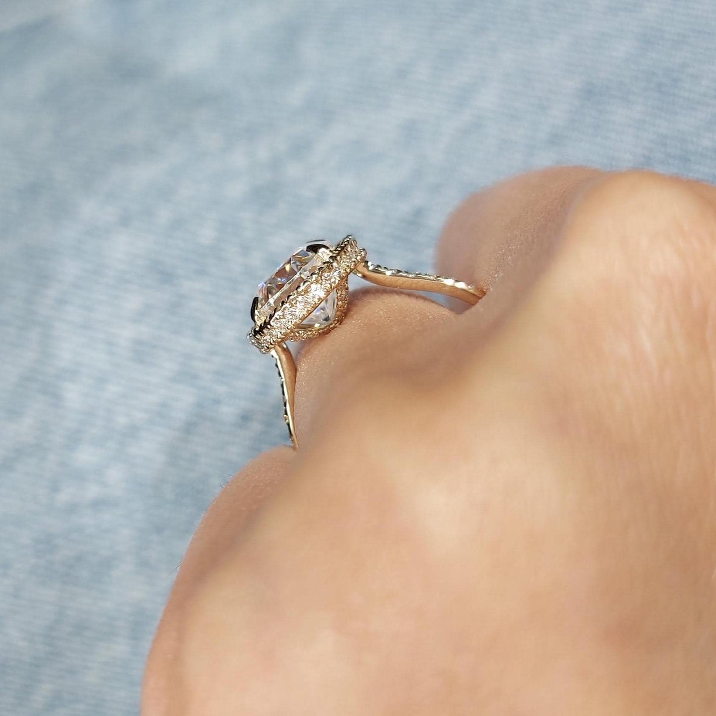 3 Karat ovaler Moissanit-Halo-Verlobungsring Oval cut Moissanite engagement ring in 935 Argentium Silber — custom handcrafted by Forever For Love