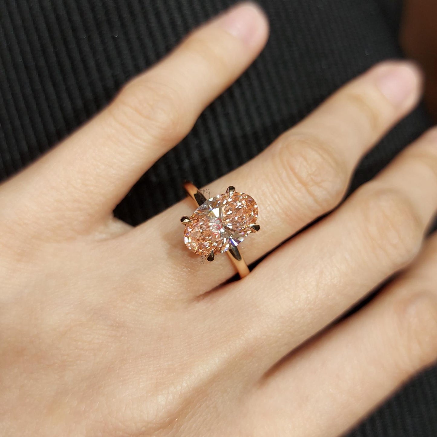 Bague de Fiançailles Ovale en Diamant de Synthèse Certifié IGI Oval cut 1Ct Moissanite taille brillant engagement ring in Gold or Platinum — custom handcrafted by Forever For Love