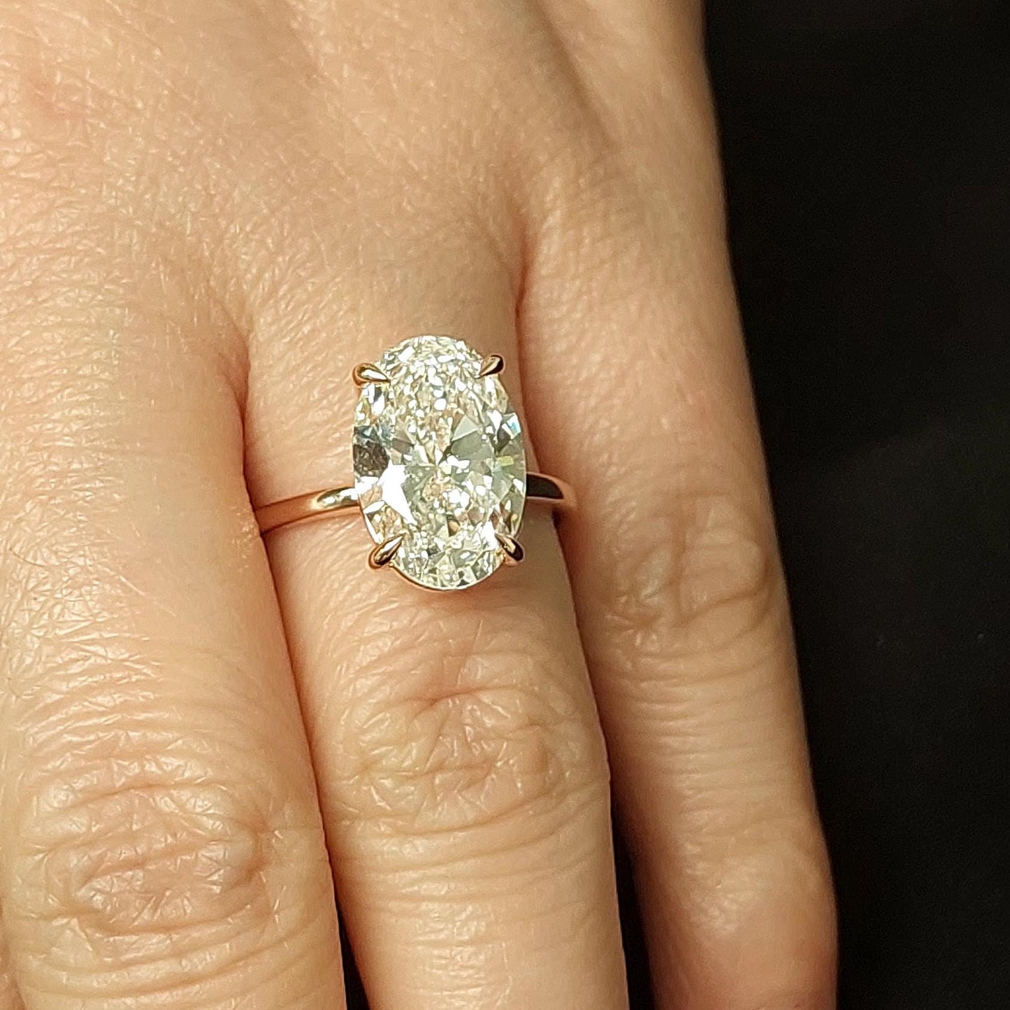 Bague de Fiançailles Solitaire 4 Ct Ovale en Diamant de Laboratoire Certifié IGI Oval cut 1Ct Moissanite taille brillant engagement ring in Gold or Platinum — custom handcrafted by Forever For Love