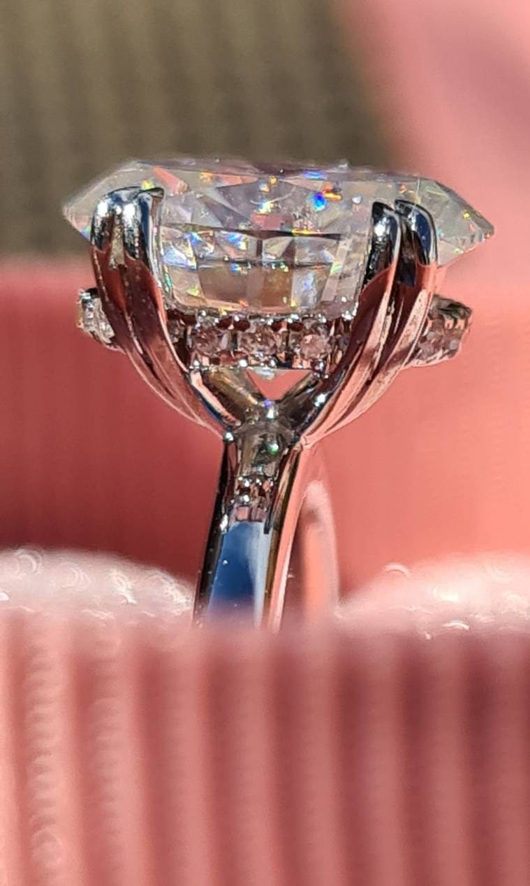 Bague de fiançailles Hidden Halo en diamant ovale de 1,5 carat et moissanite Oval cut 1Ct Moissanite Taille Brillant engagement ring in Gold or Platinum — custom handcrafted by Forever For Love