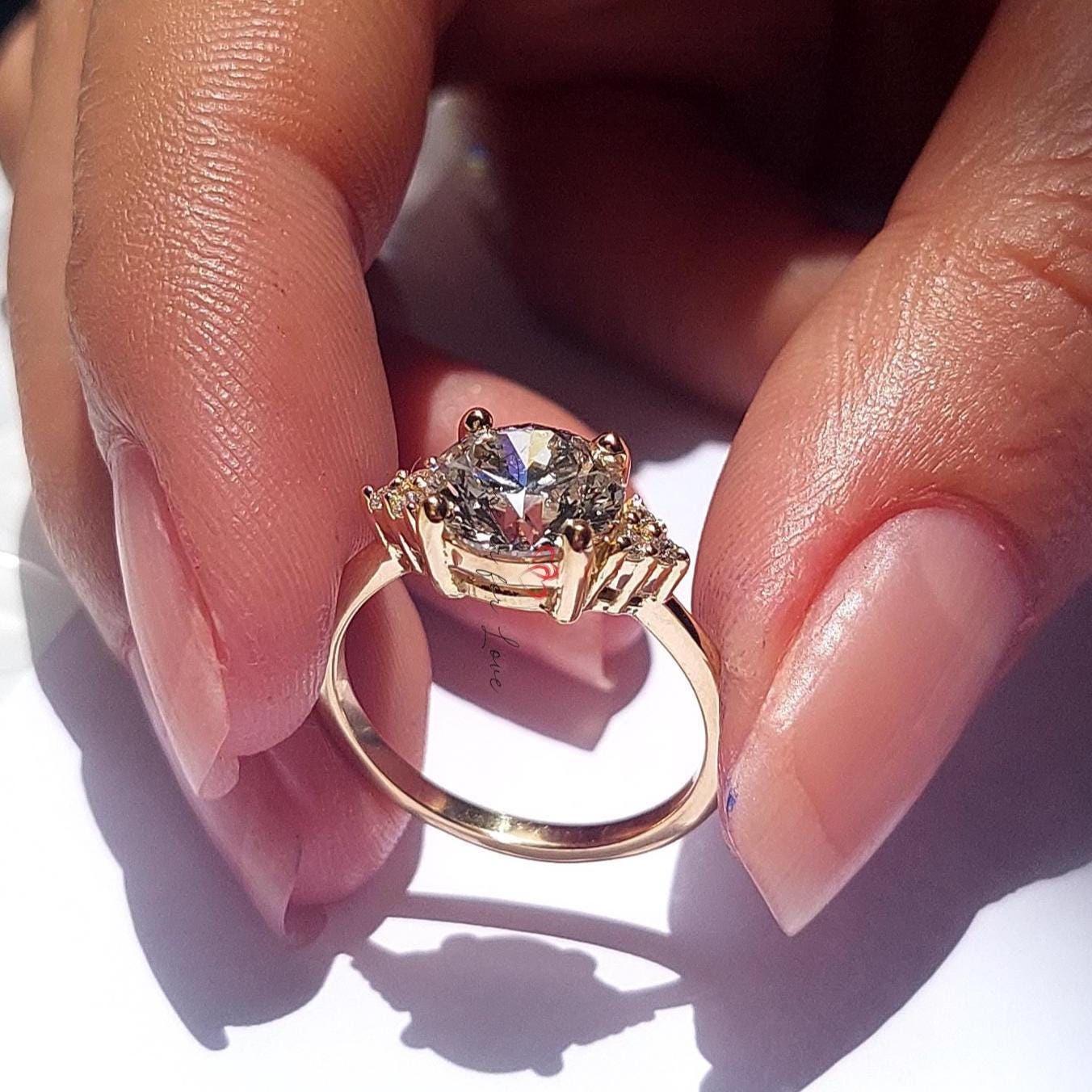 2,1 Karat IGI-zertifizierter runder Labor-Diamantring mit drei Steinen Round cut Moissanite engagement ring in Gold or Platinum — custom handcrafted by Forever For Love
