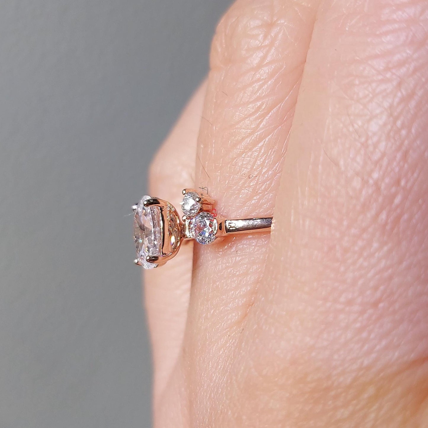 1 Karat IGI zertifizierter ovaler Labor-Diamant-Verlobungsring mit Marquise-Akzenten Oval cut Moissanite engagement ring in 935er Argentium Silber — custom handcrafted by Forever For Love