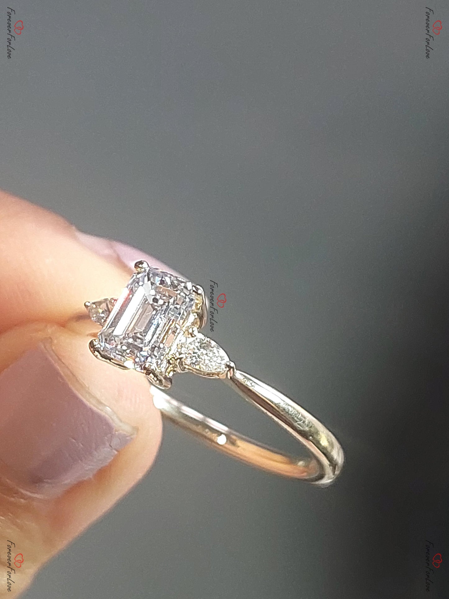 Smaragd-Labordiamant, Dreistein-Verlobungsring mit Smaragd Emerald cut Moissanite engagement ring in Gold or Platinum — custom handcrafted by Forever For Love