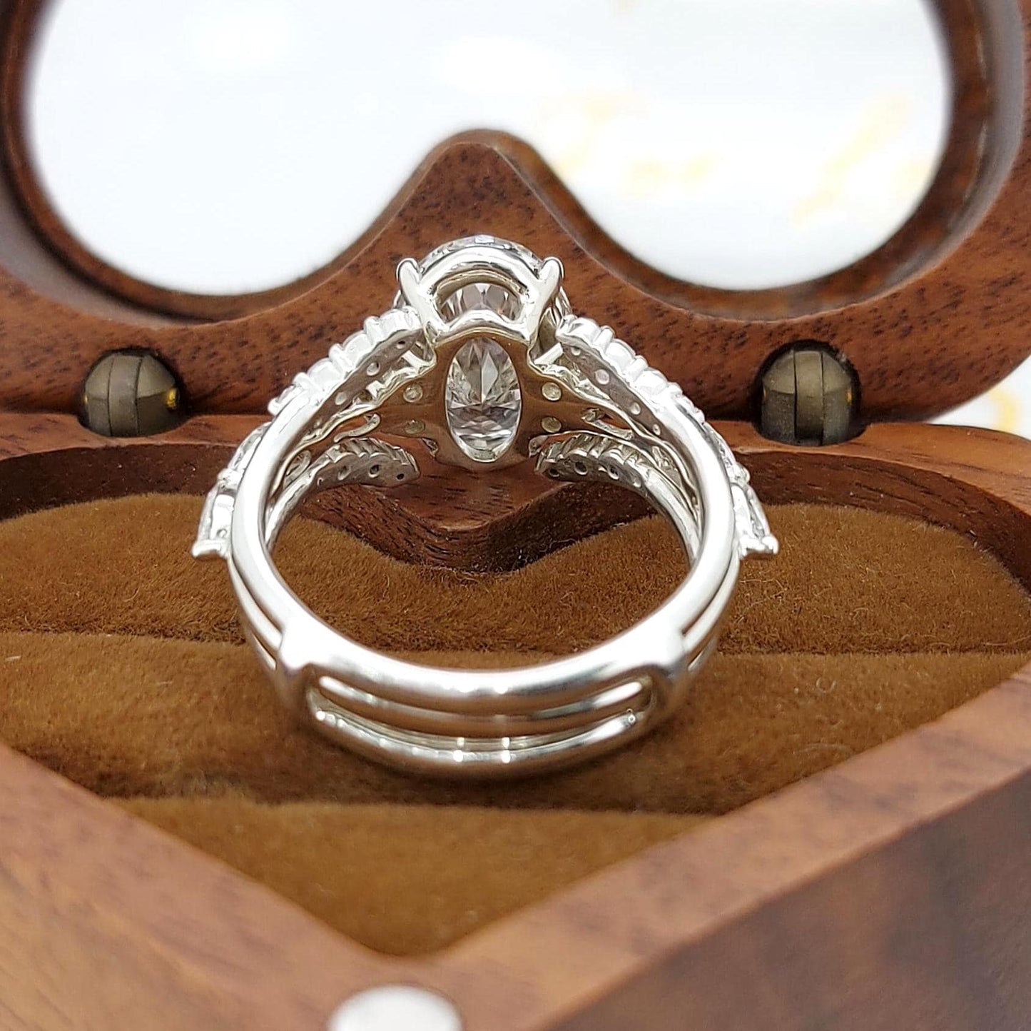3.5 Karat IGI zertifizierter ovaler Labordiamant Hochzeitsring Brautset Oval cut Moissanite engagement ring in 935er Argentium Silber — custom handcrafted by Forever For Love