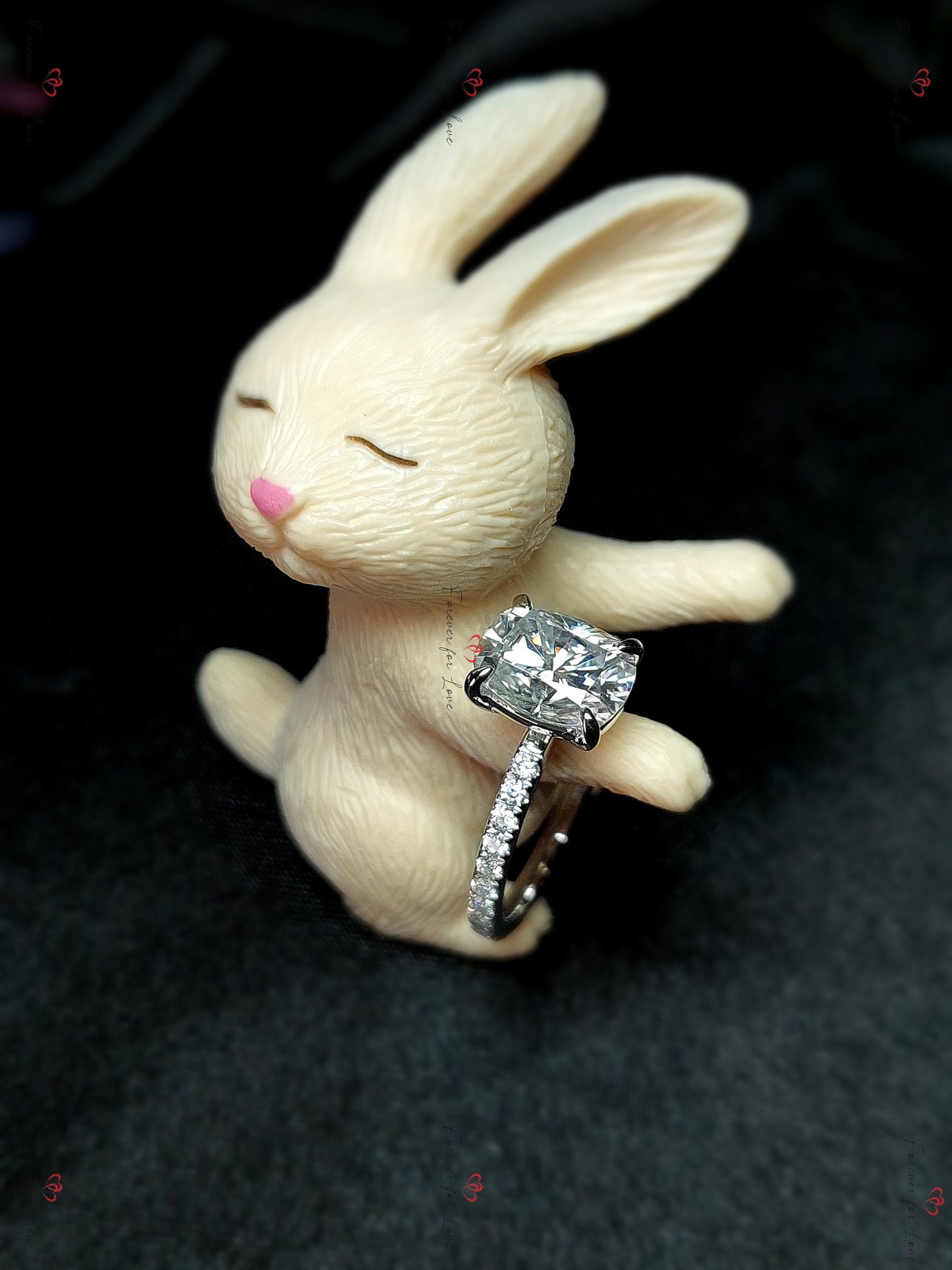3,5 Karat Kissen-Moissanit-Verlobungsring mit verstecktem Halo Cushion cut Moissanite engagement ring in 935er Argentium Silber — custom handcrafted by Forever For Love