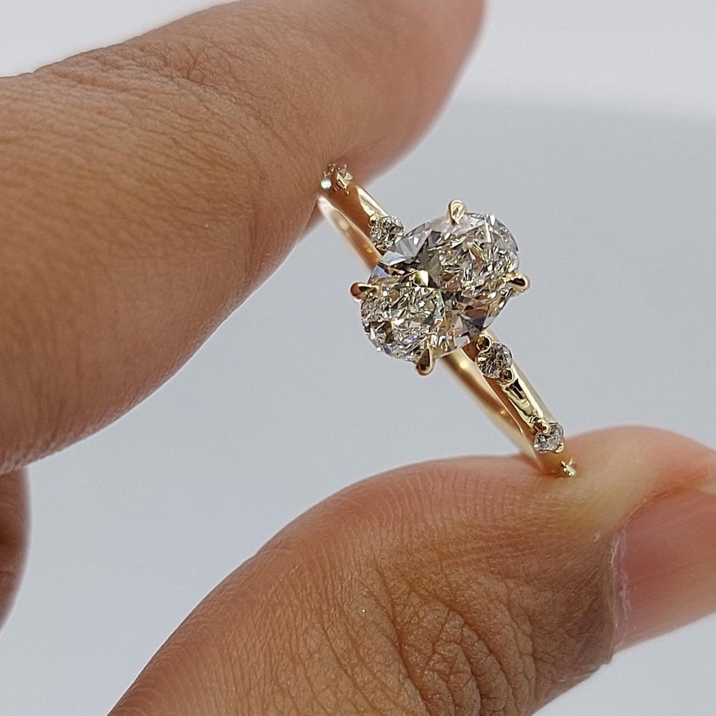 1,5 Karat IGI zertifizierter ovaler Labordiamant-Verlobungsring Oval cut Moissanite engagement ring in 935 Argentium Silber — custom handcrafted by Forever For Love
