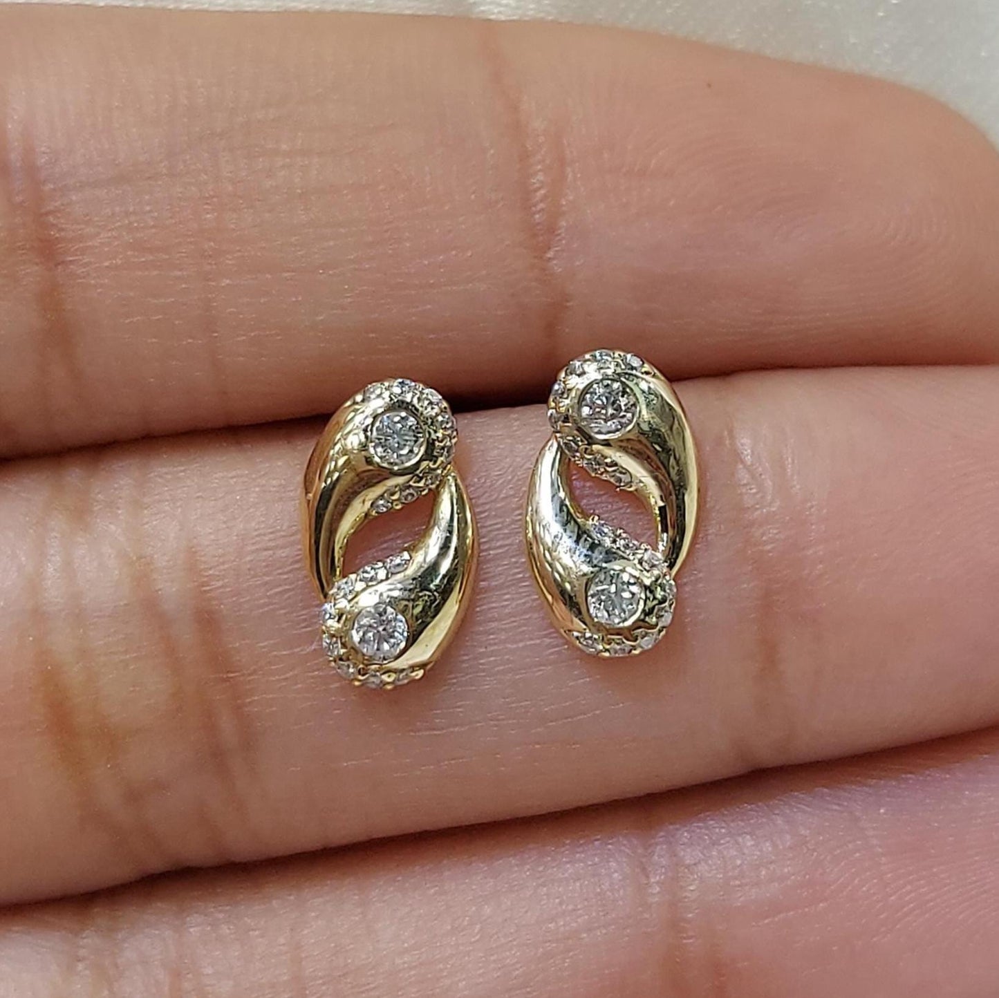 14k Moderne Gebogene Diamant-Ohrstecker, Minimale Gold-Wellen-Ohrringe, Zierliche Diamant-Ohrstecker für den Alltag, Perfektes Geschenk Moissanite engagement ring in Gold or Platinum — custom handcrafted by Forever For Love