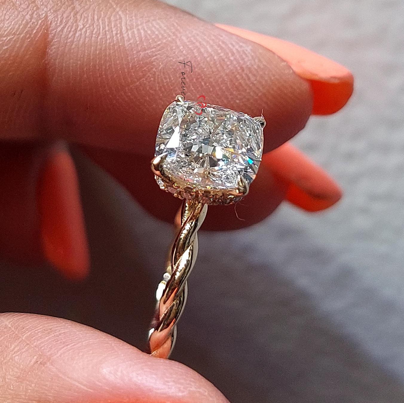 Bague de fiançailles en diamant de laboratoire coussin de 2 Ct certifié IGI Cushion cut 1Ct Moissanite Taille Brillant engagement ring in Gold or Platinum — custom handcrafted by Forever For Love