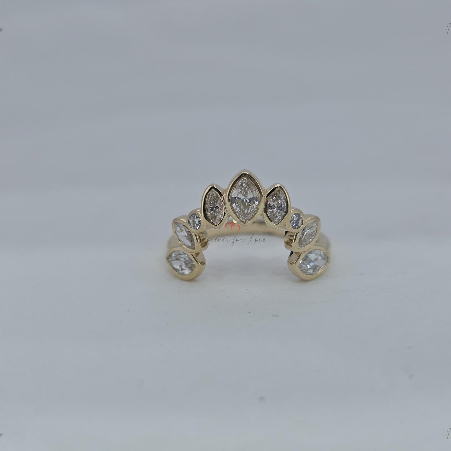 Bague en diamant de laboratoire taille poire, alliance en diamant taille poire brillant, bague de fiançailles, anneau assorti, anneau cadeau de mariage, anneau empilable. Pear cut Moissanite taille brillant engagement ring in Gold or Platinum — custom handcrafted by Forever For Love
