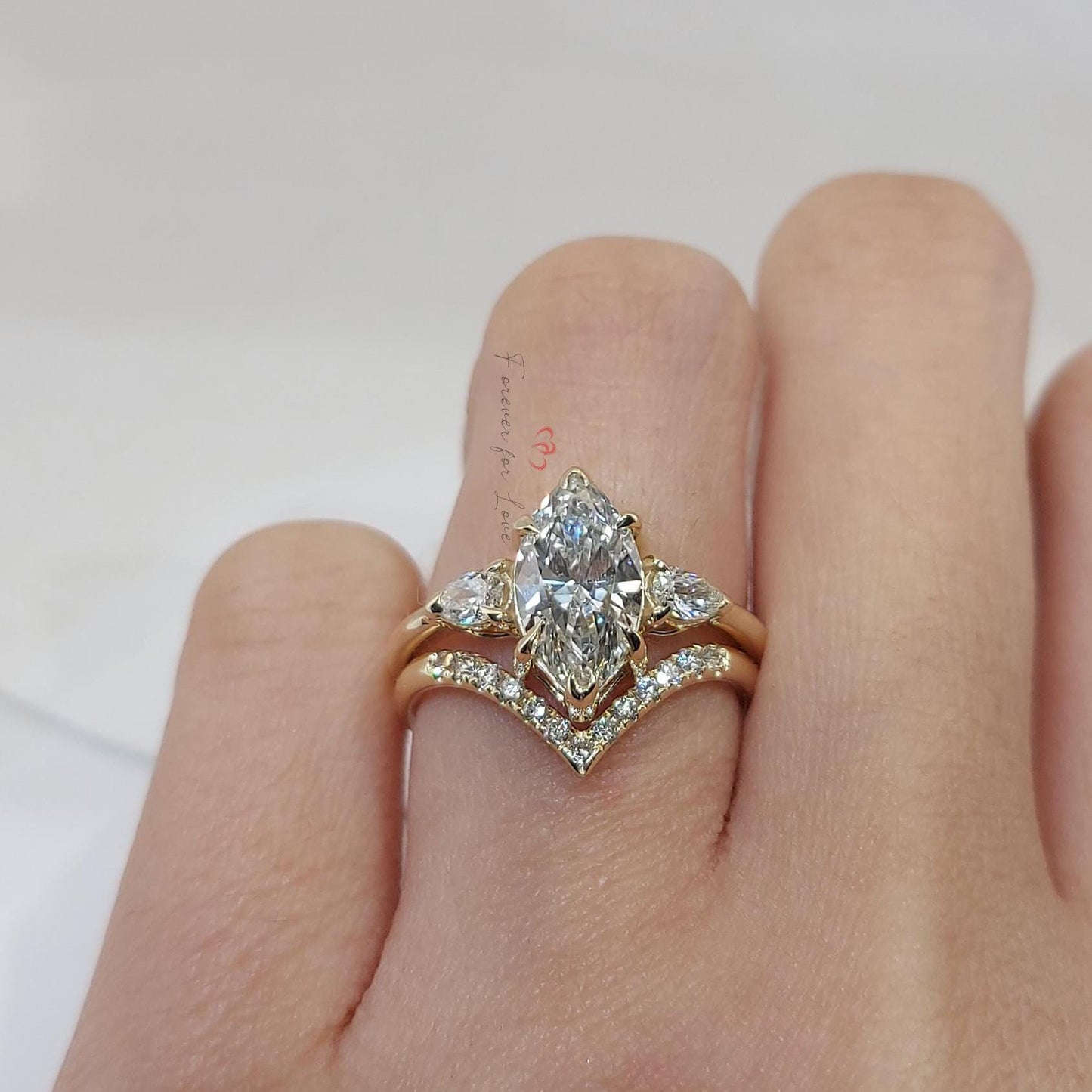 Verlobungsring-Set mit Diamanten im Marquise-Schliff (1,5 Karat), Vintage Diamant-Stapelring, Diamantring, 14K/18K Gelbgold, zartes Braut-Set. Marquise cut Moissanite engagement ring in 935er Argentium Silber — custom handcrafted by Forever For Love