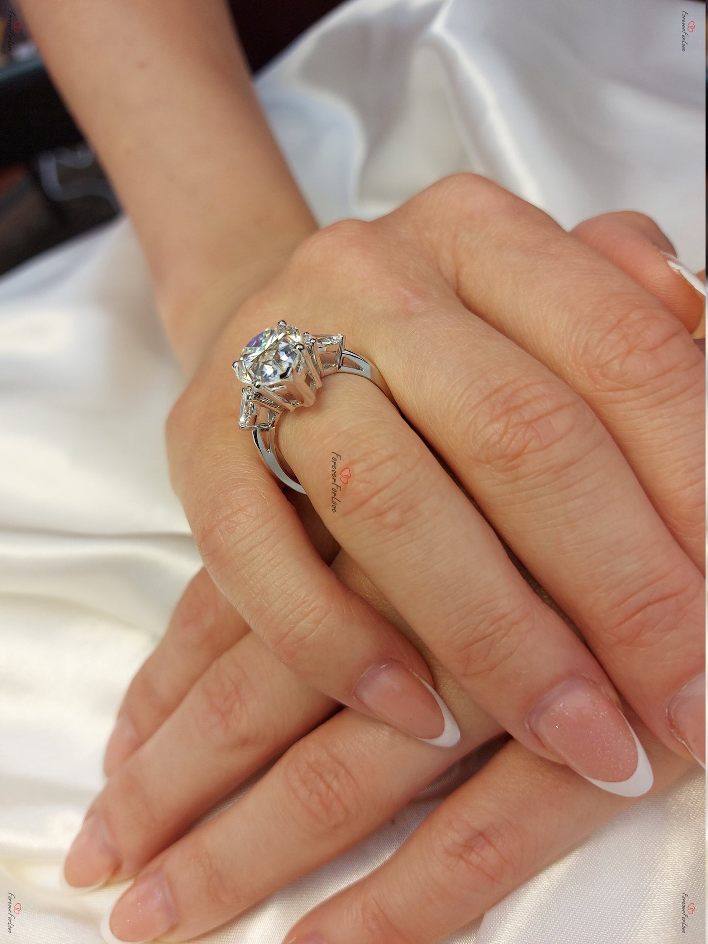 7,5 Karat tropfenförmiger Diamant-Verlobungsring, 14k Weißgold Diamantring, tropfenförmiger Verlobungsring, tropfenförmiger Moissanit-Ring, Drei-Stein-Ring. Pear cut Moissanite engagement ring in Gold or Platinum — custom handcrafted by Forever For Love