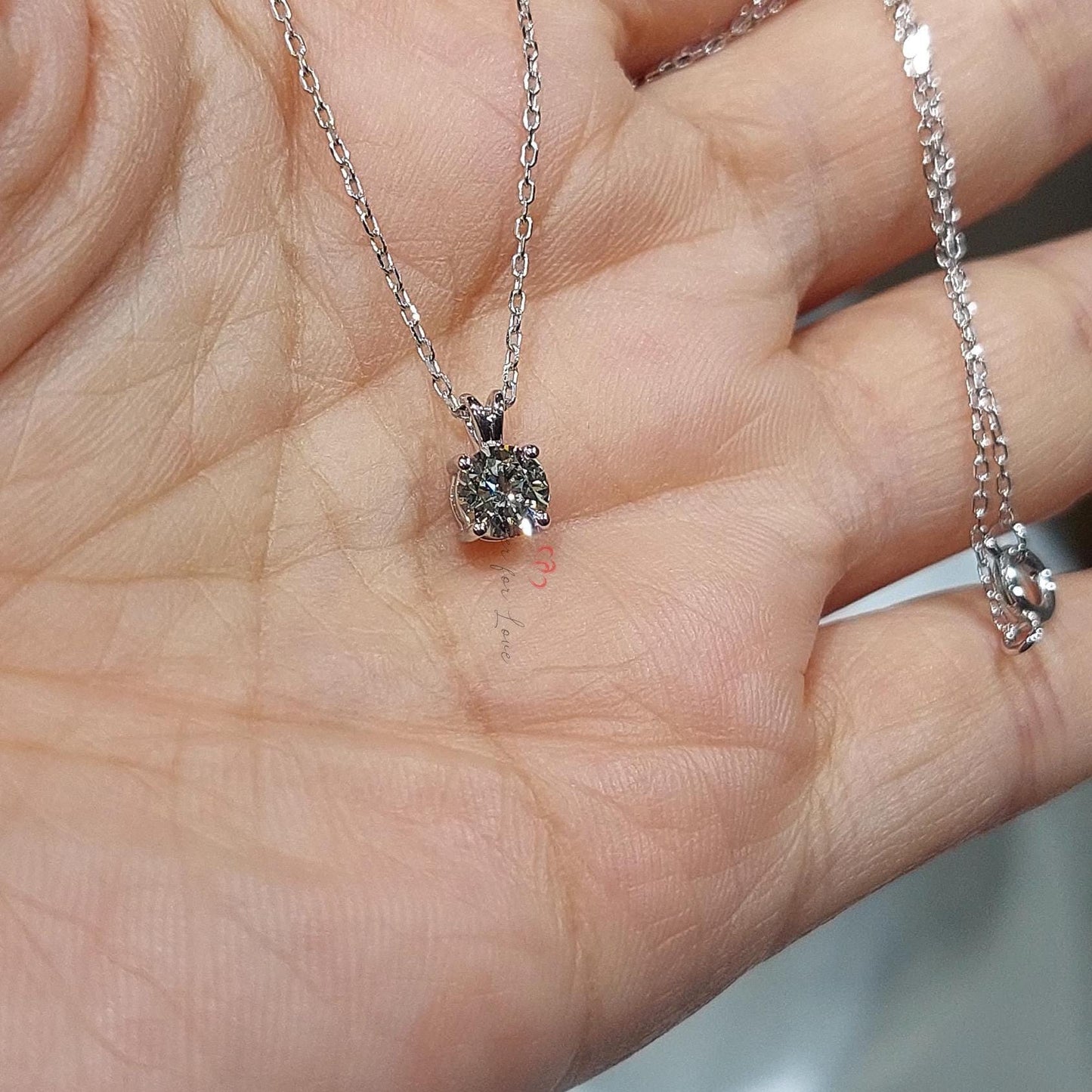Halskette mit rundem Diamanten, 14 Karat Gelbgold, zierlicher minimalistischer runder Anhänger, Diamant-Alternative Damen-Halskette, besonderes Geschenk für sie. Moissanite engagement ring in Gold or Platinum — custom handcrafted by Forever For Love