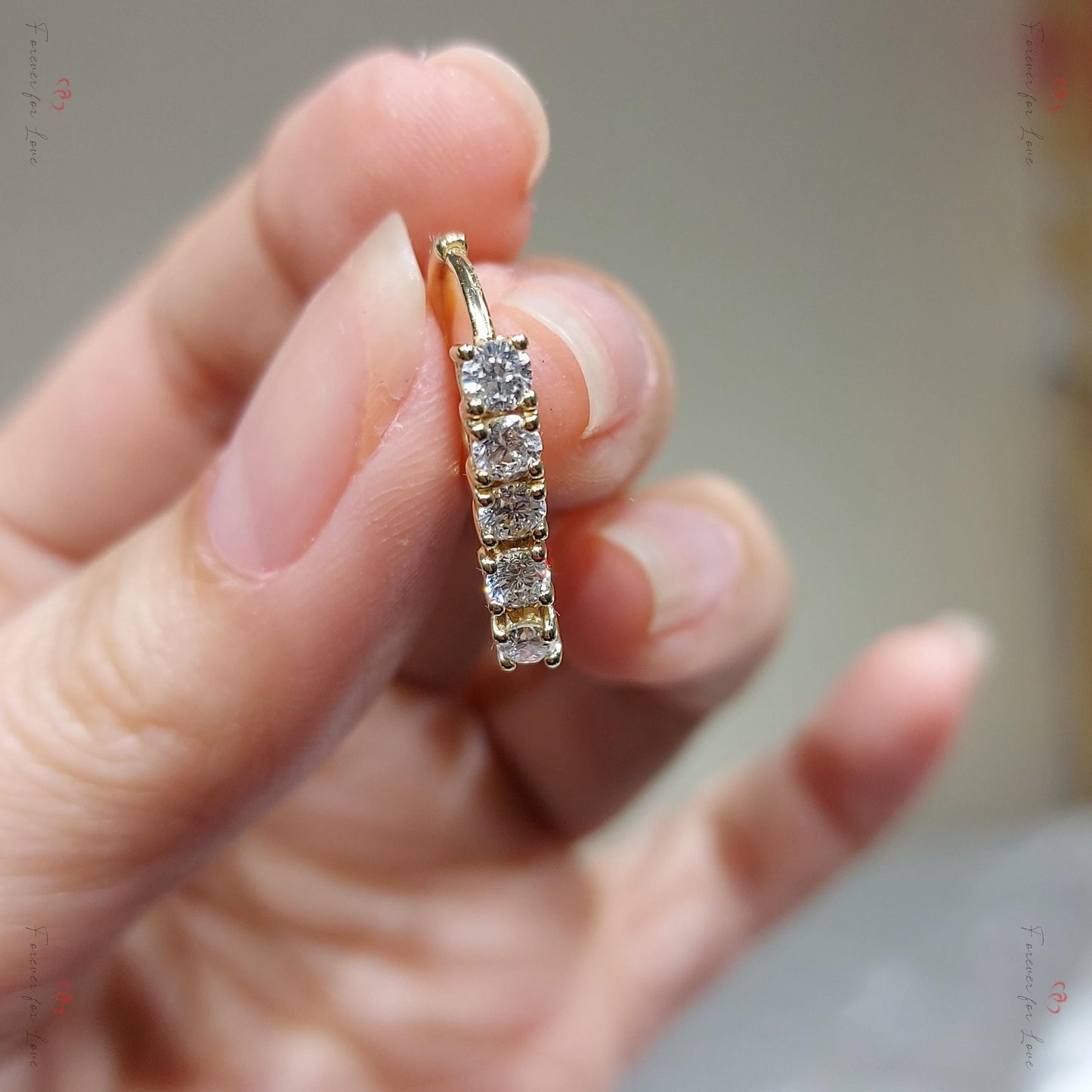 14k Gold- und Diamant-Creolen, 3mm Diamant-Huggies, baumelnde Diamanten, echte Diamanten, 14k Rosé-, Weiß-, Gelbgold Ohrringe Paar. Moissanite engagement ring in Gold or Platinum — custom handcrafted by Forever For Love