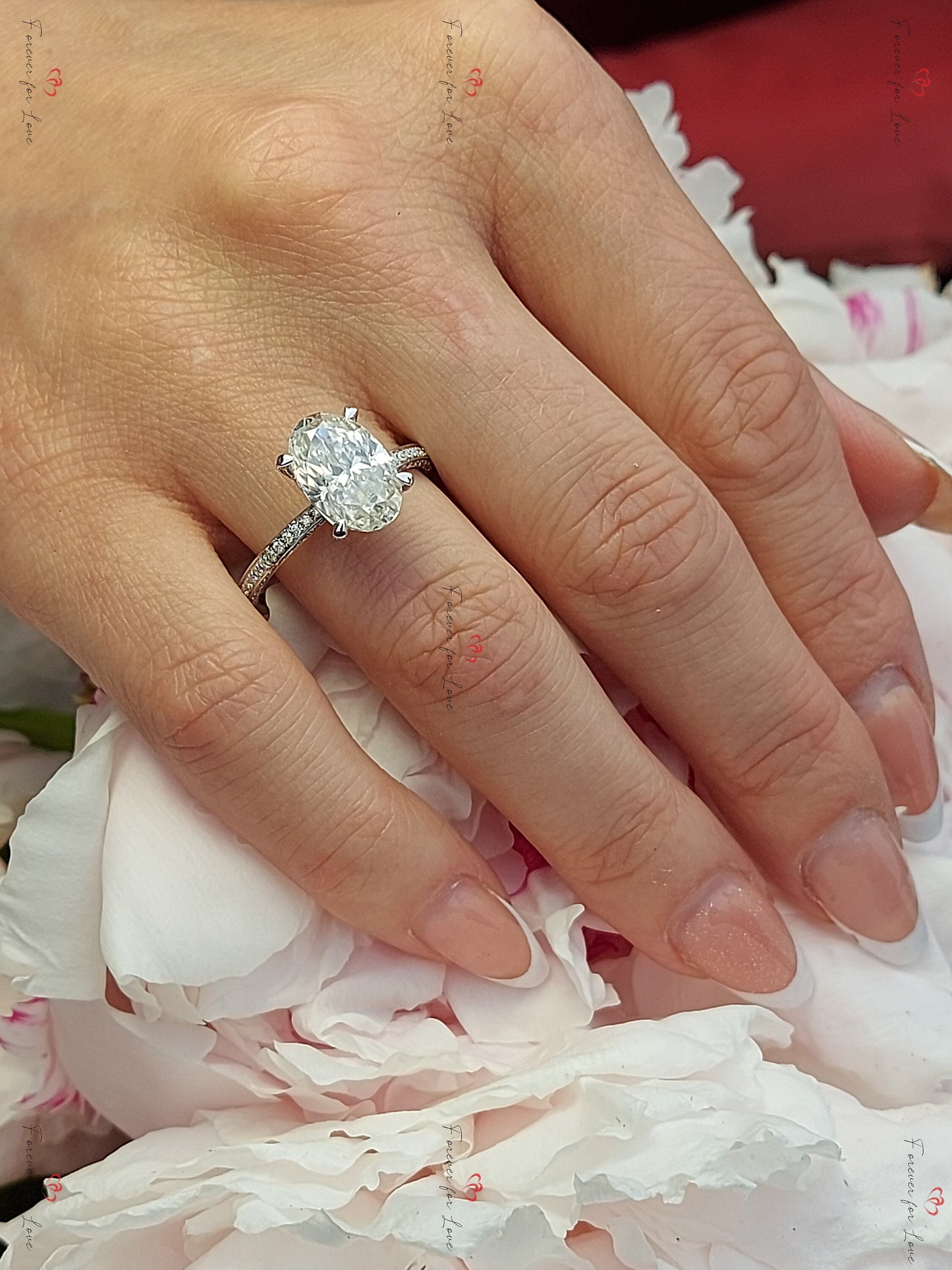 4 Karat ovaler Moissanit Crushed Ice mit Pavé-Band verdeckter Halo Verlobungsring Oval cut Moissanite engagement ring in 935 Argentium Silber — custom handcrafted by Forever For Love