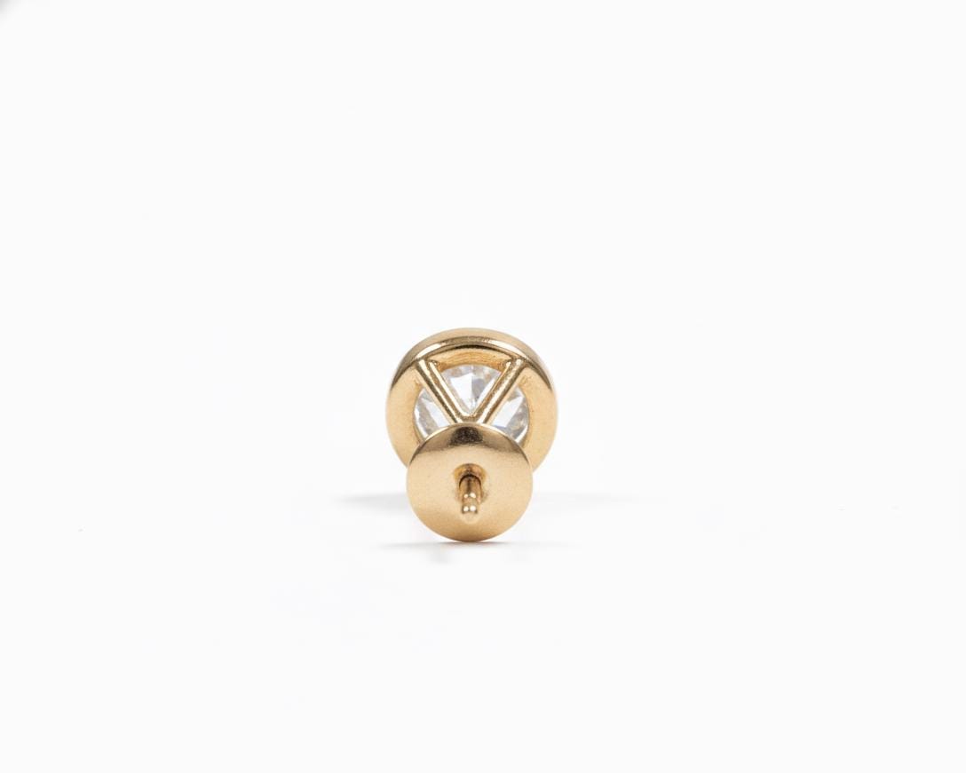 Paire de clous d'oreilles en or jaune 14 carats avec diamants de synthèse taille ronde, sertis clos, poids total 4 carats. Cadeau idéal pour elle. Moissanite engagement ring in Gold or Platinum — custom handcrafted by Forever For Love