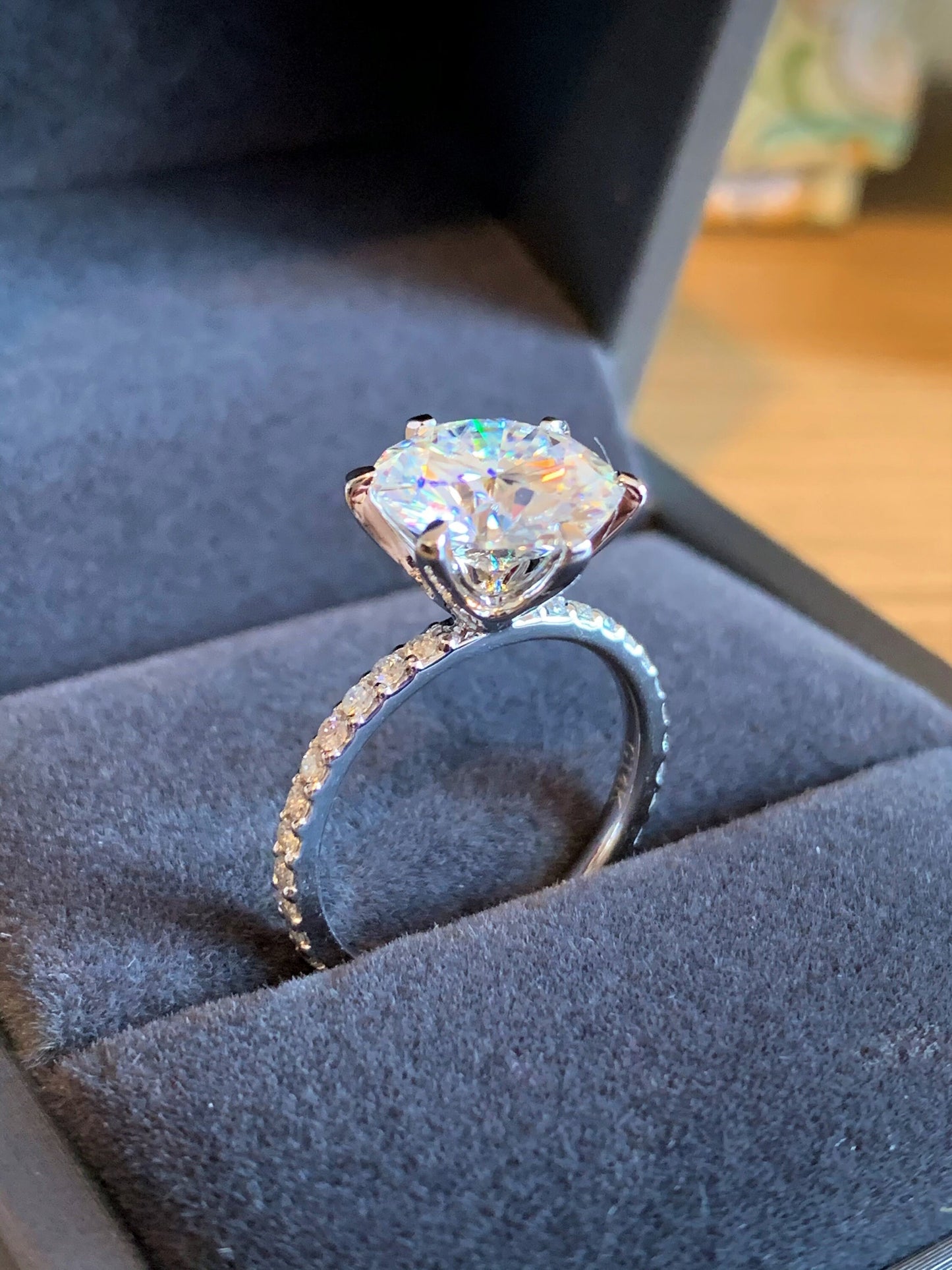 Bague de fiançailles 4 carats en diamant naturel rond Moissanite Round cut 1Ct Moissanite taille brillant engagement ring in Gold or Platinum — custom handcrafted by Forever For Love