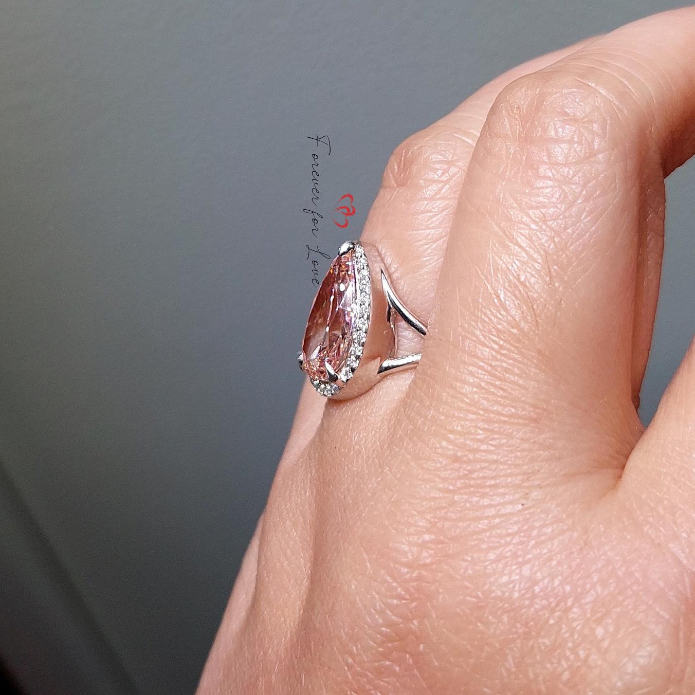 5 Karat Birnenförmiger Labor-Diamant Verlobungsring Pear cut Moissanite engagement ring in 935er Argentium Silber — custom handcrafted by Forever For Love