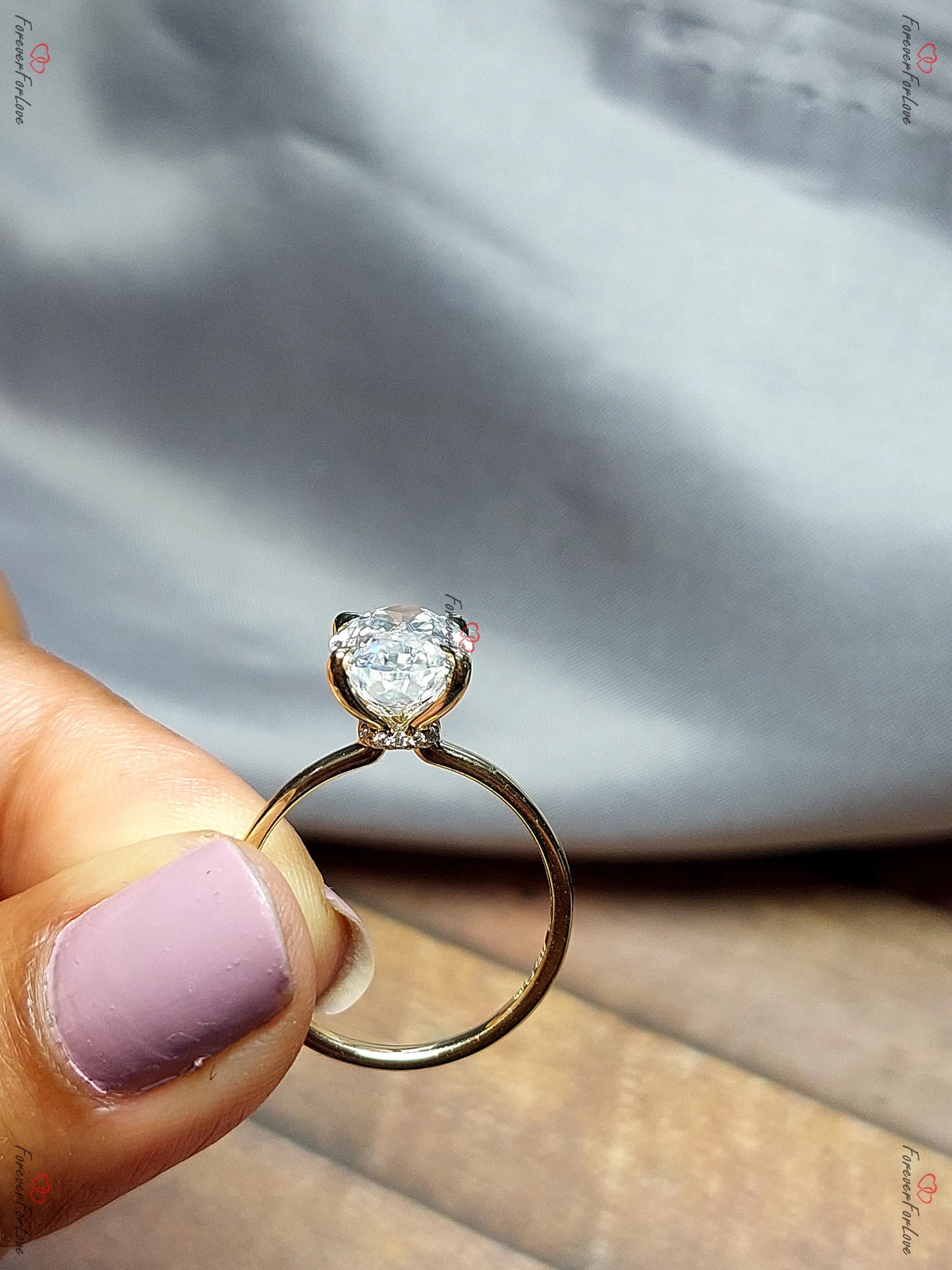 Verlobungsring mit ovalem Schliff, 4 Karat Crushed Ice Oval 12*8mm Moissanit Verlobungsring, Diamant-Halo-Ring, Antragsring Geschenk für Sie. Round cut Moissanite engagement ring in 935 Argentium Silber — custom handcrafted by Forever For Love