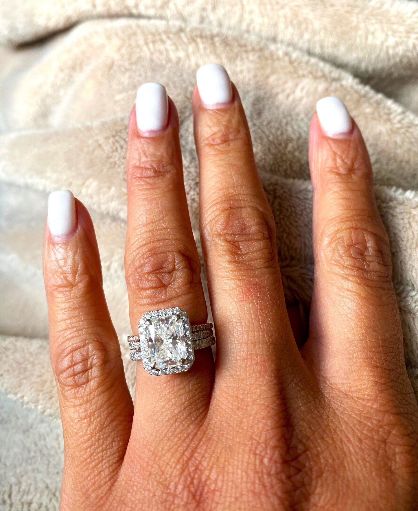 Bague de Fiançailles Radiant avec Diamant Certifié IGI et Halo Radiant cut 1Ct Moissanite taille brillant engagement ring in Gold or Platinum — custom handcrafted by Forever For Love