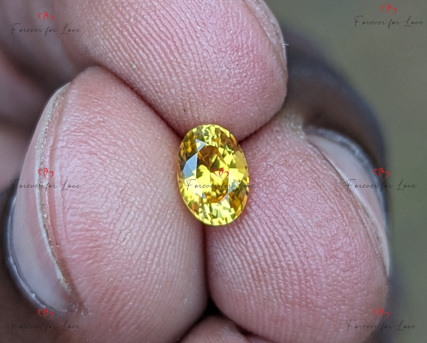 Ein natürlicher, eleganter, wärmebehandelter, aus Ceylon stammender, goldgelber Saphir im Ovalschliff. Dieser Stein wiegt 1,06 Karat. Moissanite engagement ring in Gold or Platinum — custom handcrafted by Forever For Love