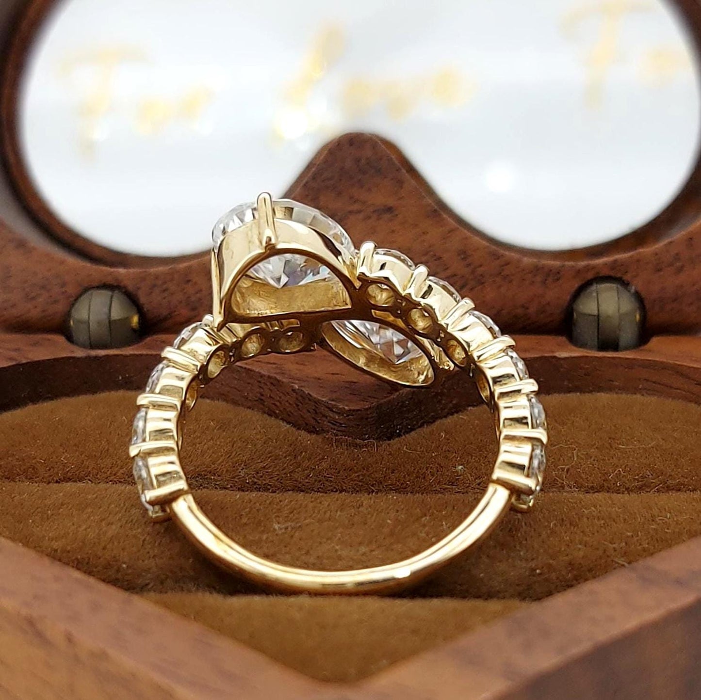 Bague de Fiançailles Poire en Diamant de Laboratoire de 3,6 Ct Certifié IGI Pear cut 1Ct Moissanite taille brillant engagement ring in Gold or Platinum — custom handcrafted by Forever For Love
