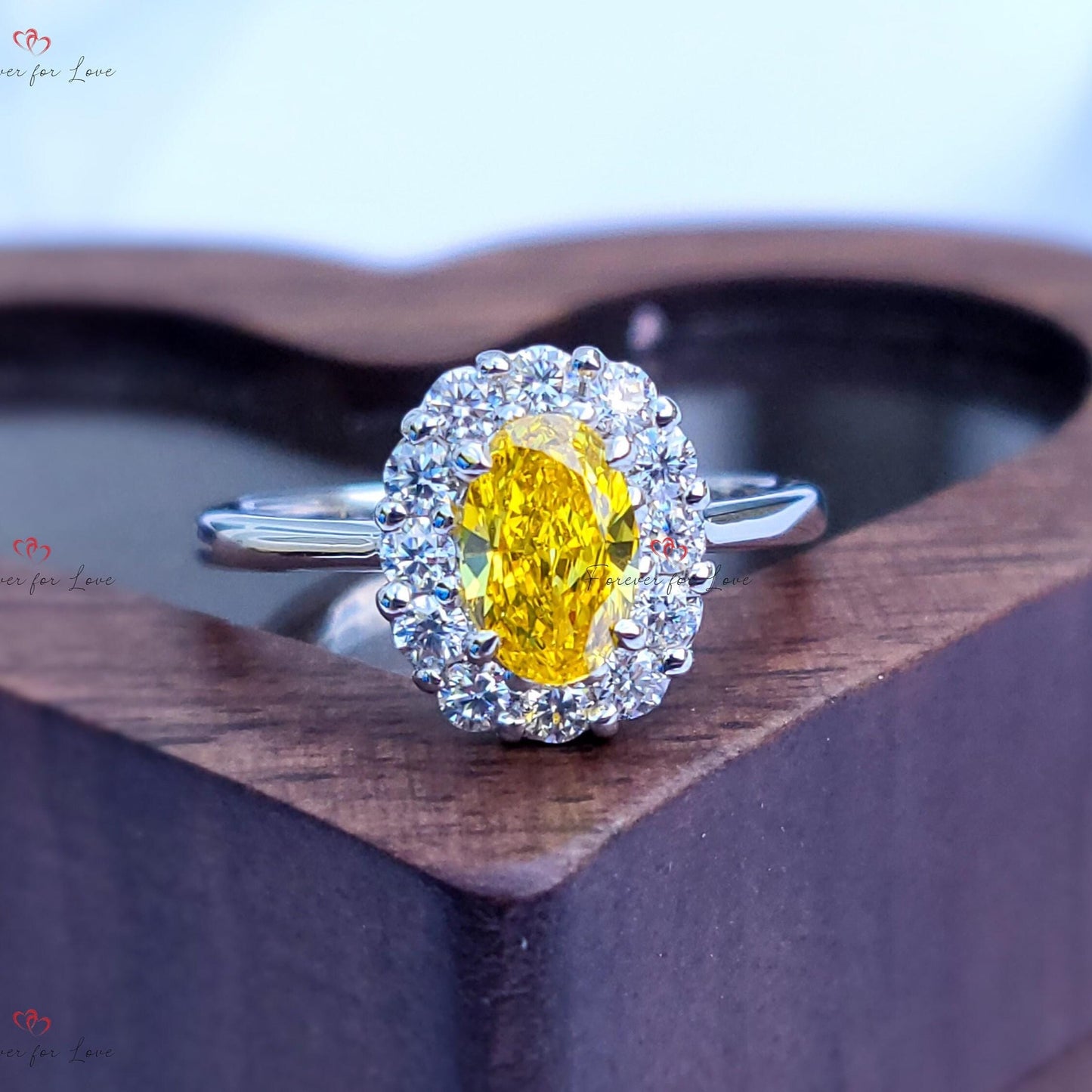 1 Karat Fancy Yellow Ovaler Labor-Diamant-Halo-Verlobungsring Oval cut Moissanite engagement ring in 935er Argentium Silber — custom handcrafted by Forever For Love
