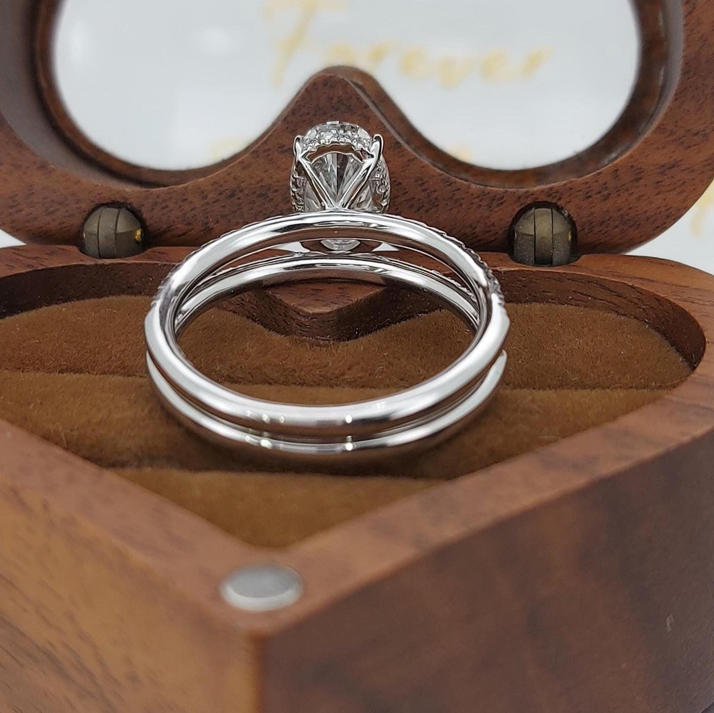2 Karat IGI zertifizierter ovaler Labordiamant Hidden Halo Ehering Oval cut Moissanite engagement ring in 935 Argentium Silber — custom handcrafted by Forever For Love