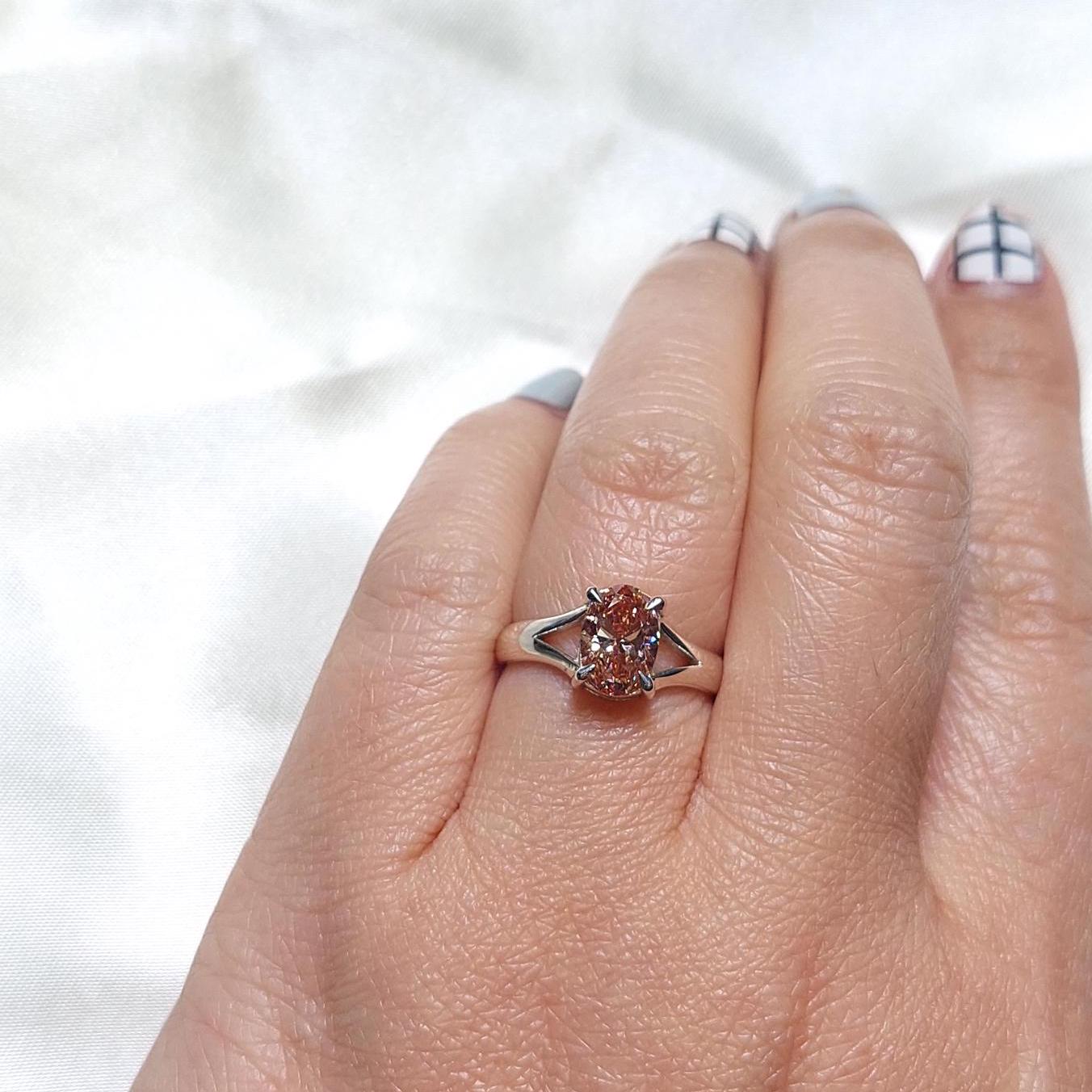 1,5 Karat ovaler pinkfarbener Labor-Diamant-Verlobungsring Oval cut Moissanite engagement ring in 935er Argentium-Silber — custom handcrafted by Forever For Love