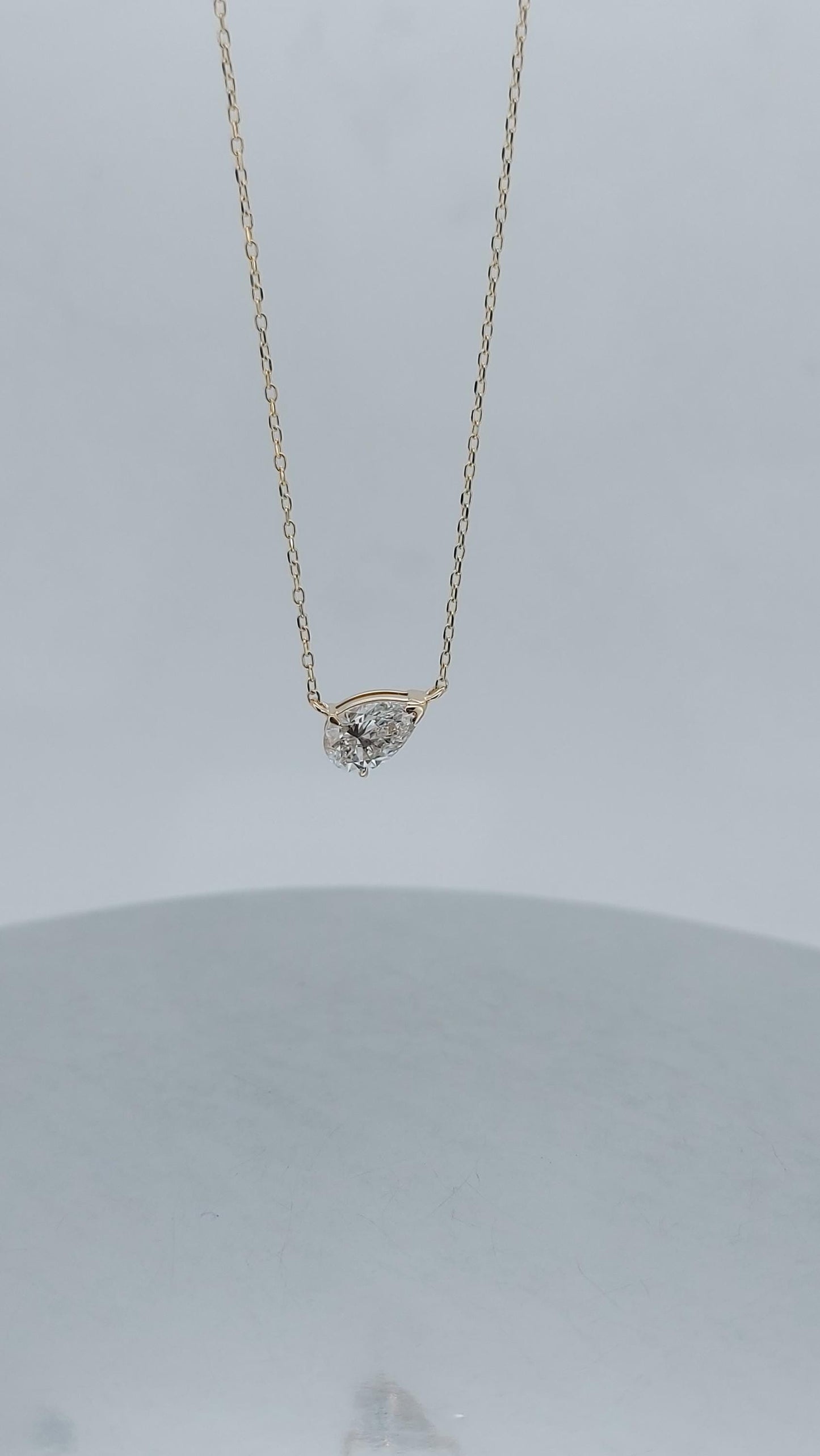 1 Karat Birnendiamant-Halskette, 14 Karat Gelbgold, zarte minimalistische Birnen-Anhänger, Labordiamant-Damen-Halskette, besonderes Geschenk für sie. Moissanite engagement ring in Gold or Platinum — custom handcrafted by Forever For Love