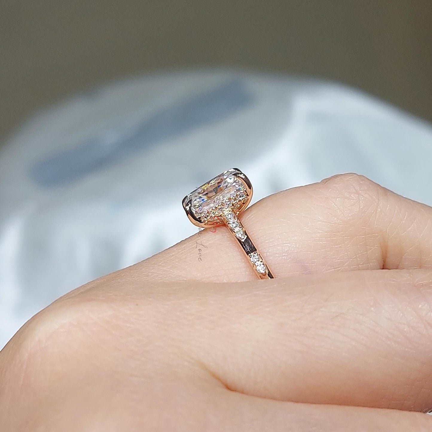 2,5 Karat Radiant Moissanit Solitär Verlobungsring Radiant cut Moissanite engagement ring in 935er Argentium Silber — custom handcrafted by Forever For Love