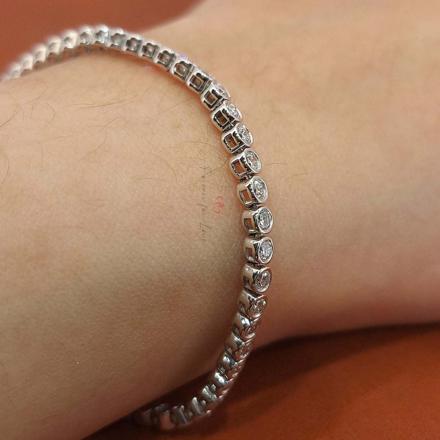 14K Diamant Tennis Armband mit Lünette, rundes Tennisarmband aus Weißgold, im Labor gezüchtetes Armband, wunderschönes Armband mit weißen Diamanten, rundes Armband. Moissanite engagement ring in Gold or Platinum — custom handcrafted by Forever For Love