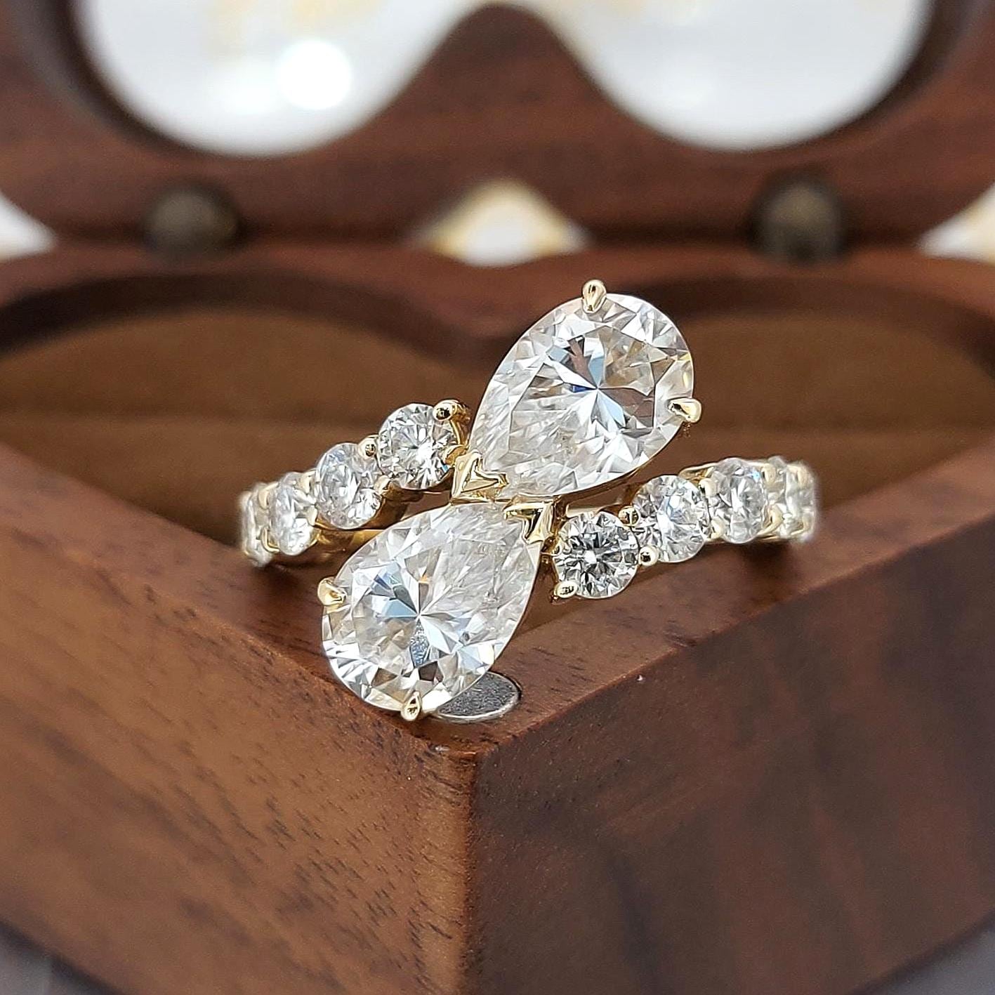 Bague de Fiançailles Poire en Diamant de Laboratoire de 3,6 Ct Certifié IGI Pear cut 1Ct Moissanite taille brillant engagement ring in Gold or Platinum — custom handcrafted by Forever For Love