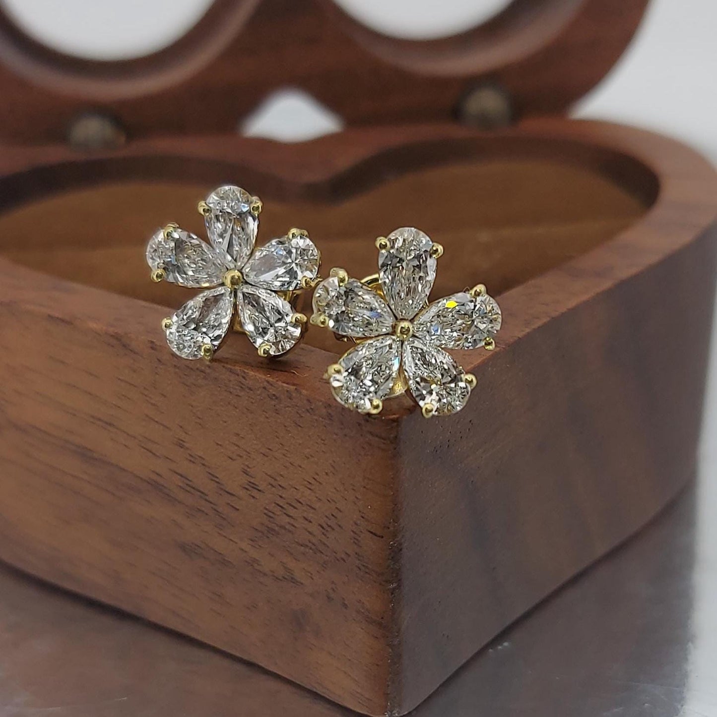 14 Karat Gold Ohrstecker mit tropfenförmigem Blumenmotiv und Diamanten, Labor-Diamantohrstecker, im Labor gezüchteter Diamant, Ohrstecker aus massivem Gold, Blumenohrringe, perfektes Geschenk Moissanite engagement ring in Gold or Platinum — custom handcrafted by Forever For Love