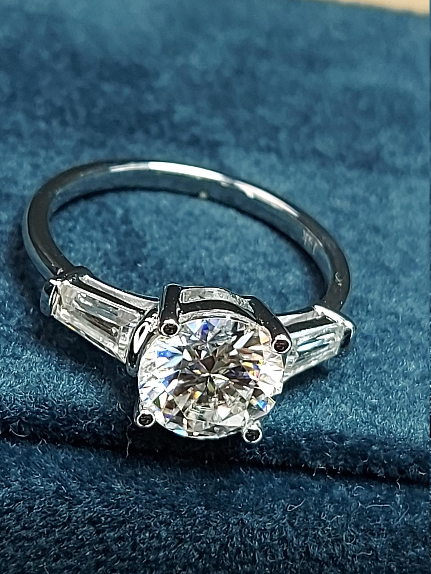 1,5 Karat Baguette Diamant, Moissanit Dreisteinring Baguette cut Moissanite engagement ring in Gold or Platinum — custom handcrafted by Forever For Love