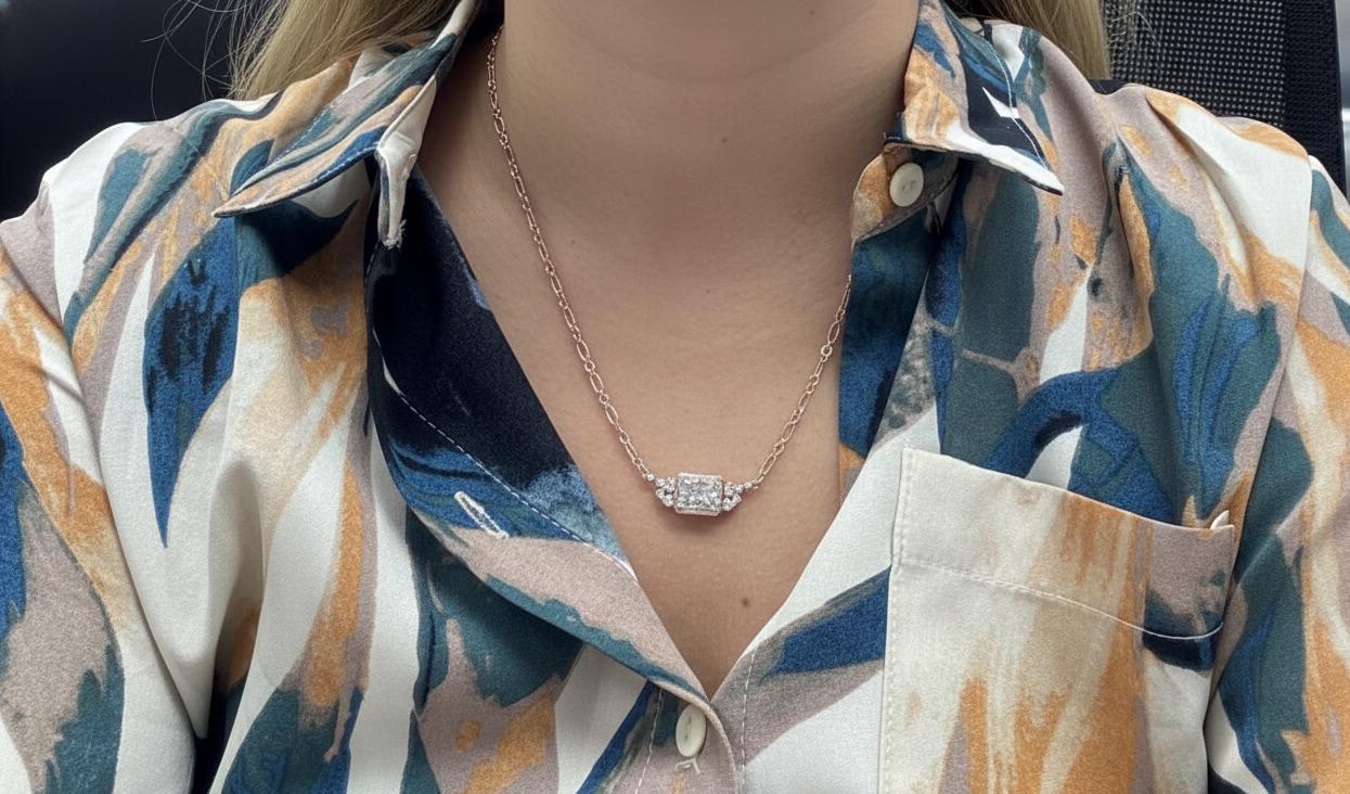 Strahlender Diamant-Solitär-Anhänger mit schwebender Fassung und 45 cm langer Gliederkette, IGI-zertifiziert, 4 Karat, F-Farbe, VS1-Klarheit, 14 Karat Gelbgold. Moissanite engagement ring in Gold or Platinum — custom handcrafted by Forever For Love